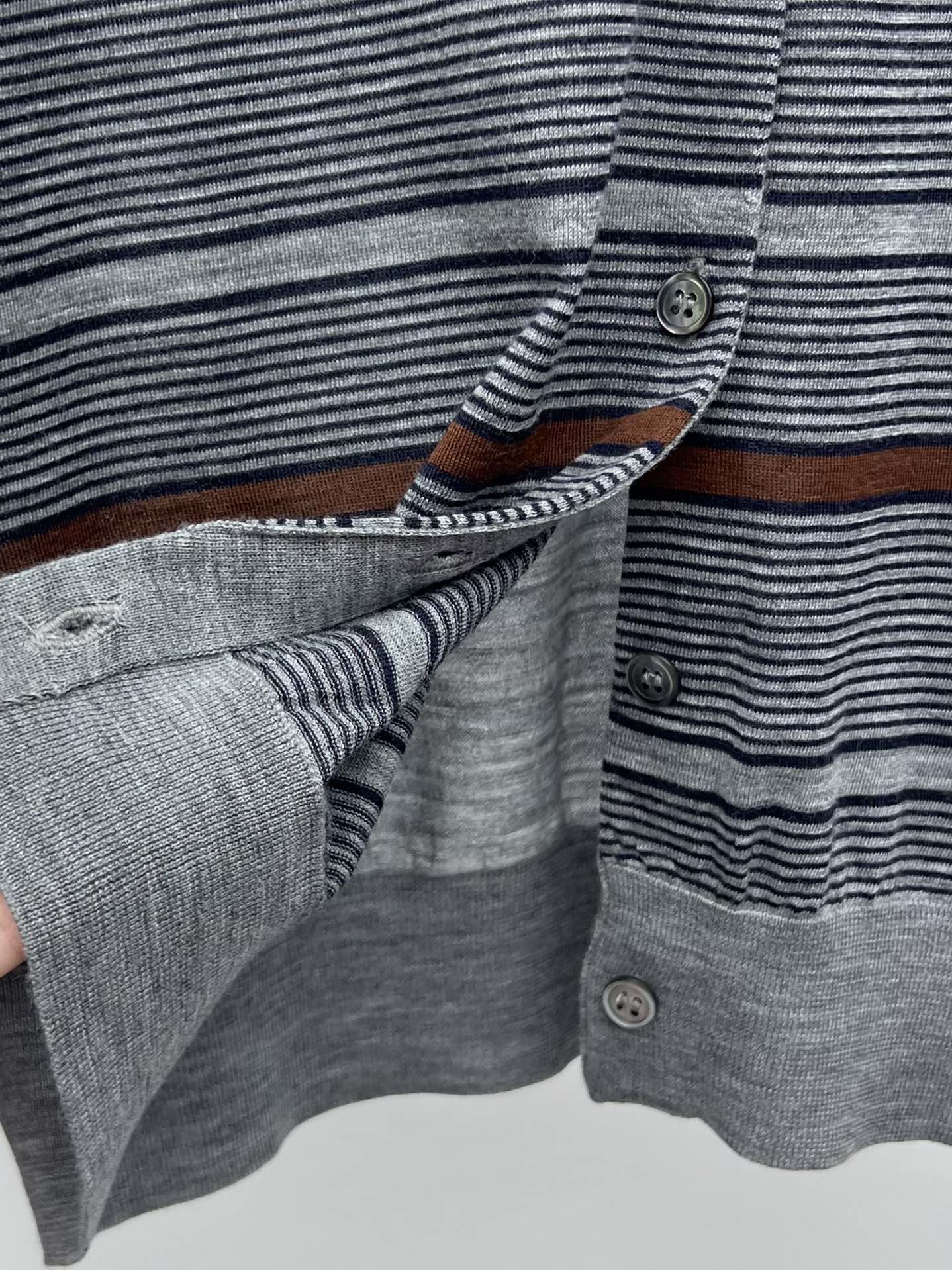 miumi*条纹翻领针织衫复古撞色条纹定义了这款开衫的精美图案特征肩部饰有肩章 胸袋处有镶嵌刻字徽标彰显