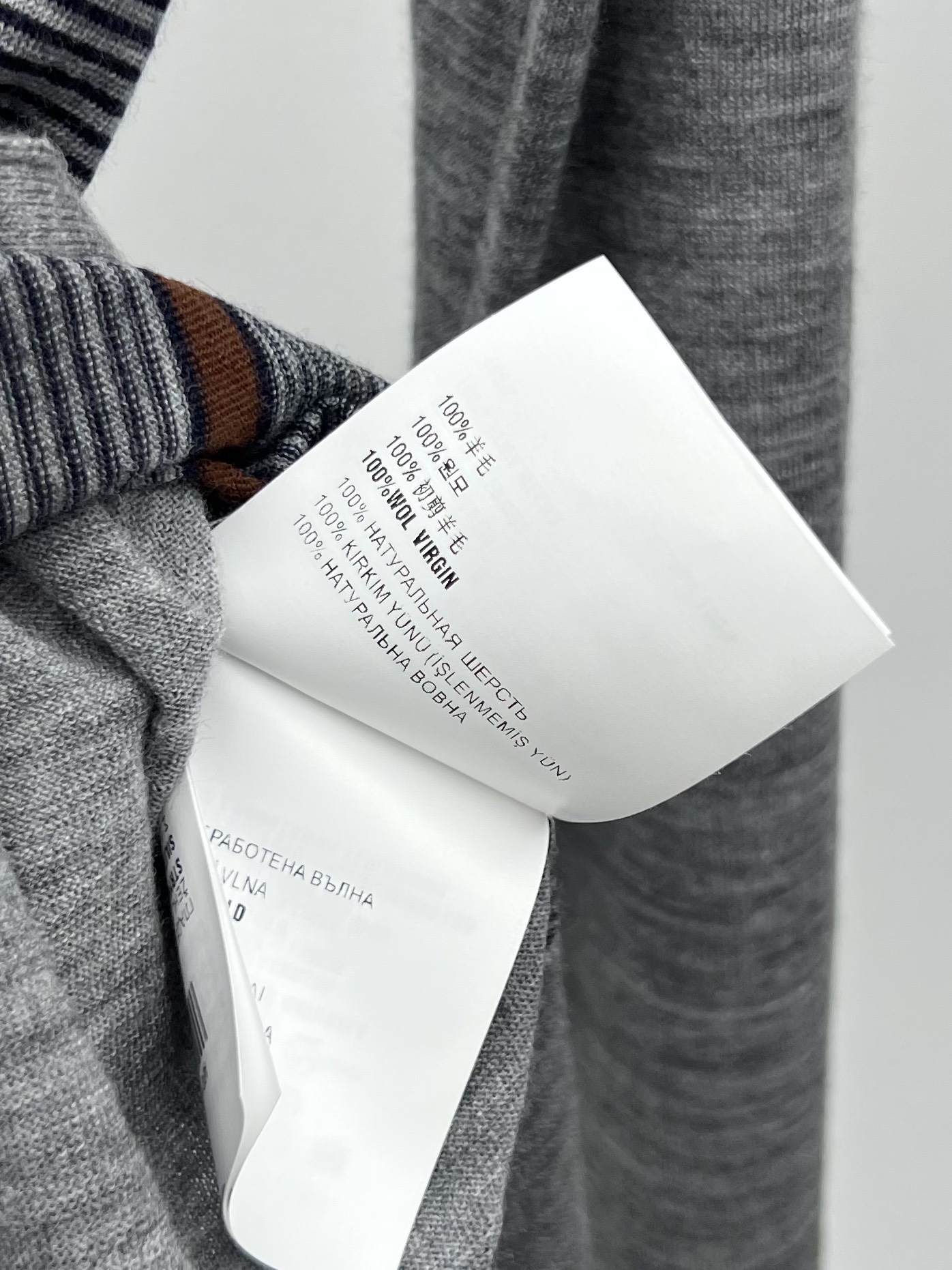 miumi*条纹翻领针织衫复古撞色条纹定义了这款开衫的精美图案特征肩部饰有肩章 胸袋处有镶嵌刻字徽标彰显