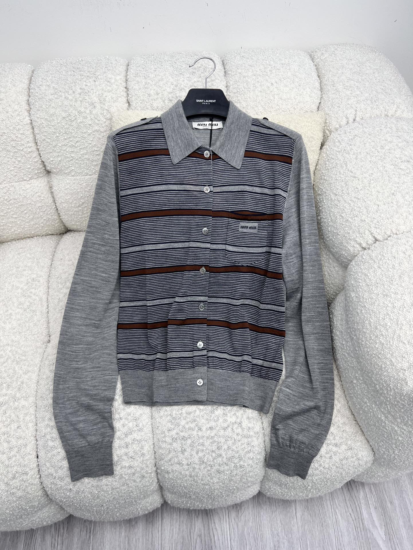 miumi*条纹翻领针织衫复古撞色条纹定义了这款开衫的精美图案特征肩部饰有肩章 胸袋处有镶嵌刻字徽标彰显