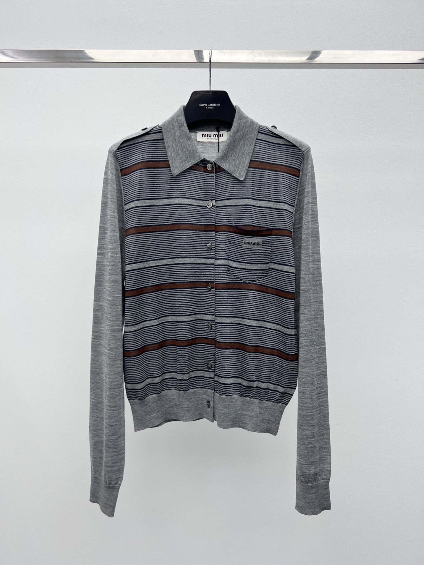 miumi*条纹翻领针织衫复古撞色条纹定义了这款开衫的精美图案特征肩部饰有肩章 胸袋处有镶嵌刻字徽标彰显