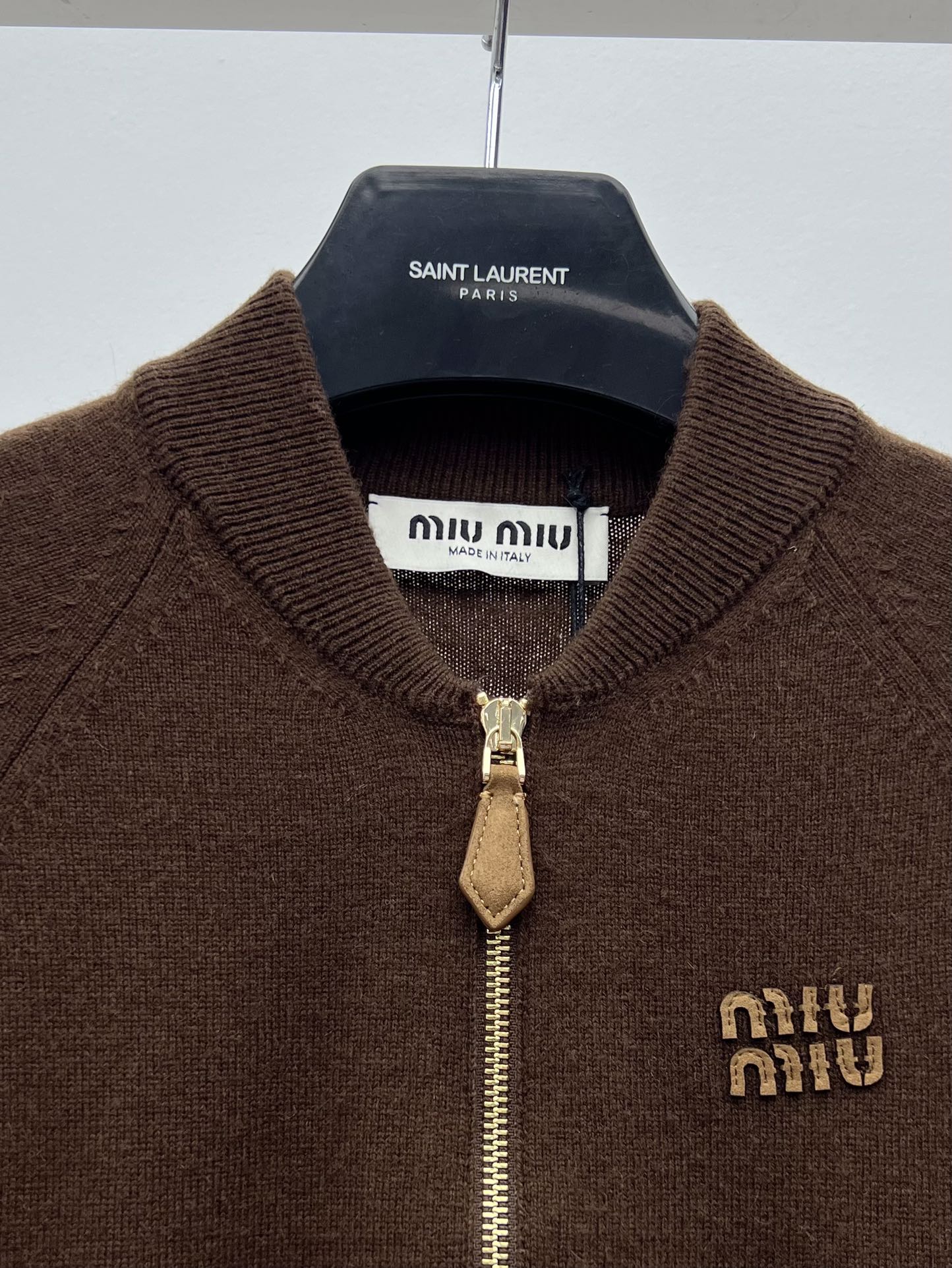 miumi*短款拉链开衫柔软的羊绒塑造了这款毛衣的流畅轮廓精致的拉链细节和皮革miumiu徽标更显独特 