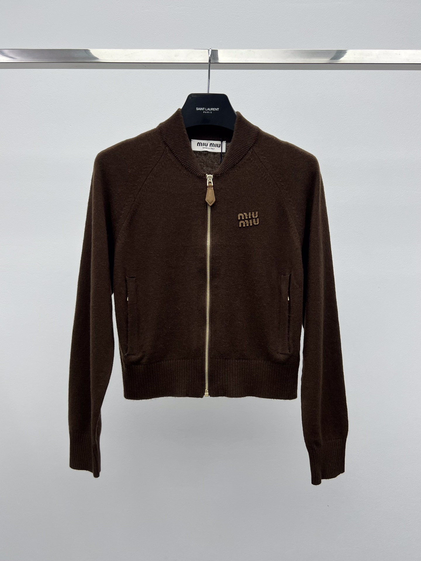 miumi*短款拉链开衫柔软的羊绒塑造了这款毛衣的流畅轮廓精致的拉链细节和皮革miumiu徽标更显独特 