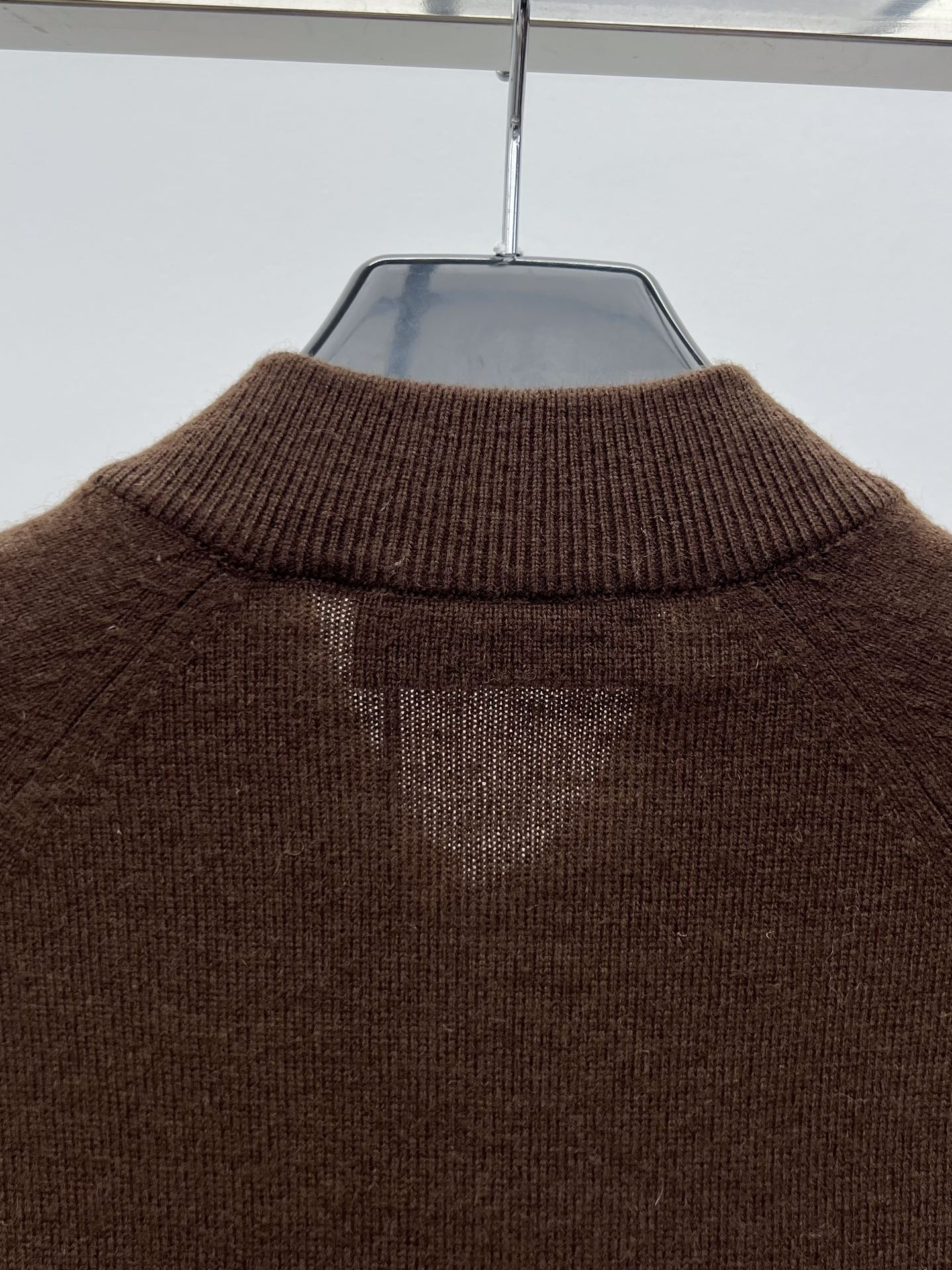 miumi*短款拉链开衫柔软的羊绒塑造了这款毛衣的流畅轮廓精致的拉链细节和皮革miumiu徽标更显独特 