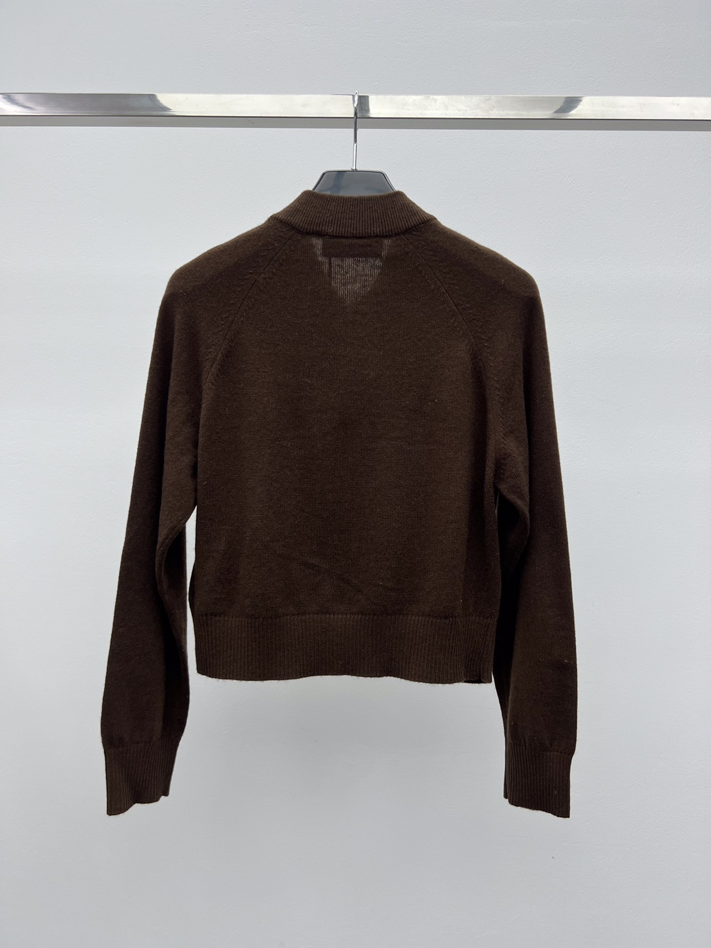 miumi*短款拉链开衫柔软的羊绒塑造了这款毛衣的流畅轮廓精致的拉链细节和皮革miumiu徽标更显独特 