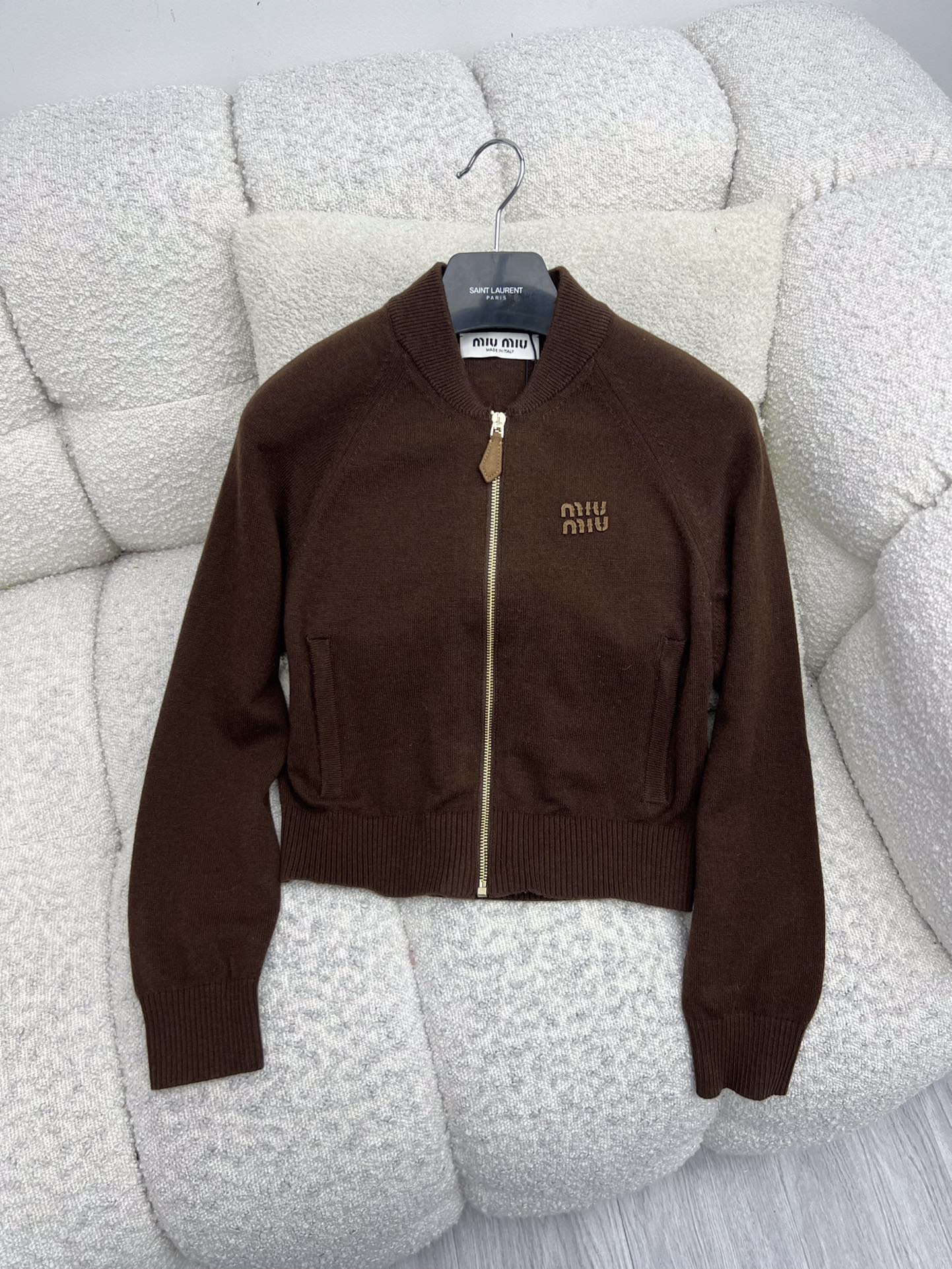 miumi*短款拉链开衫柔软的羊绒塑造了这款毛衣的流畅轮廓精致的拉链细节和皮革miumiu徽标更显独特 