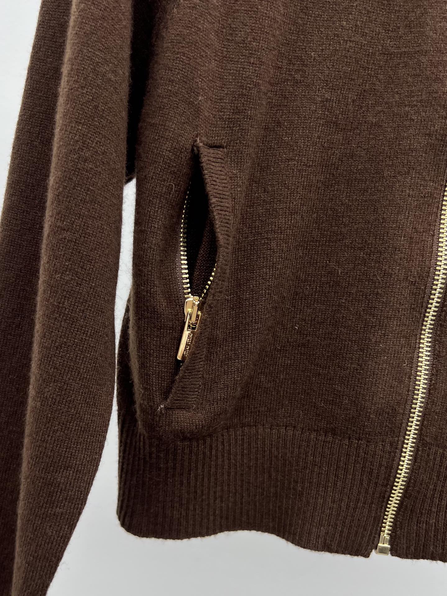 miumi*短款拉链开衫柔软的羊绒塑造了这款毛衣的流畅轮廓精致的拉链细节和皮革miumiu徽标更显独特 