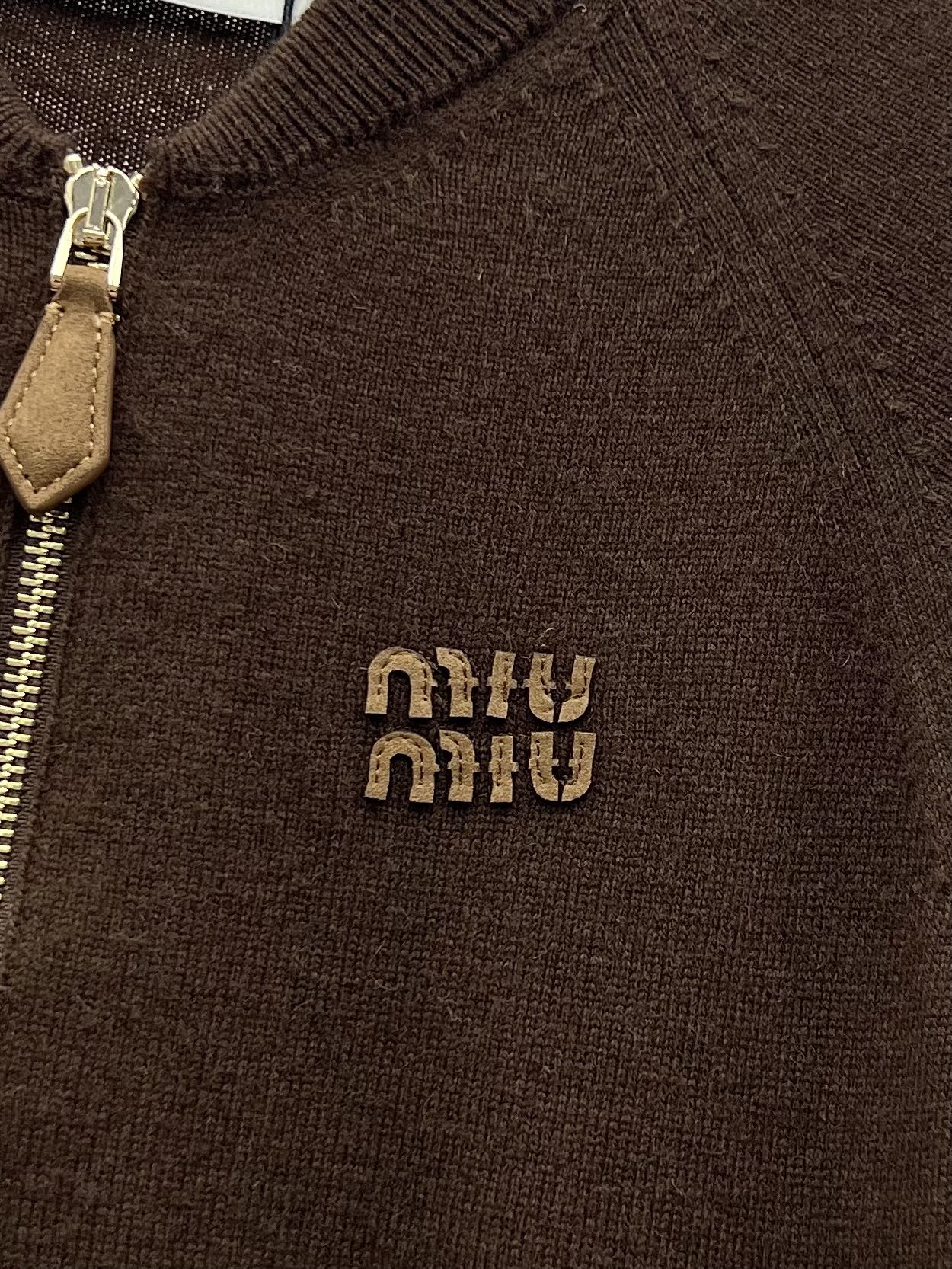 miumi*短款拉链开衫柔软的羊绒塑造了这款毛衣的流畅轮廓精致的拉链细节和皮革miumiu徽标更显独特 