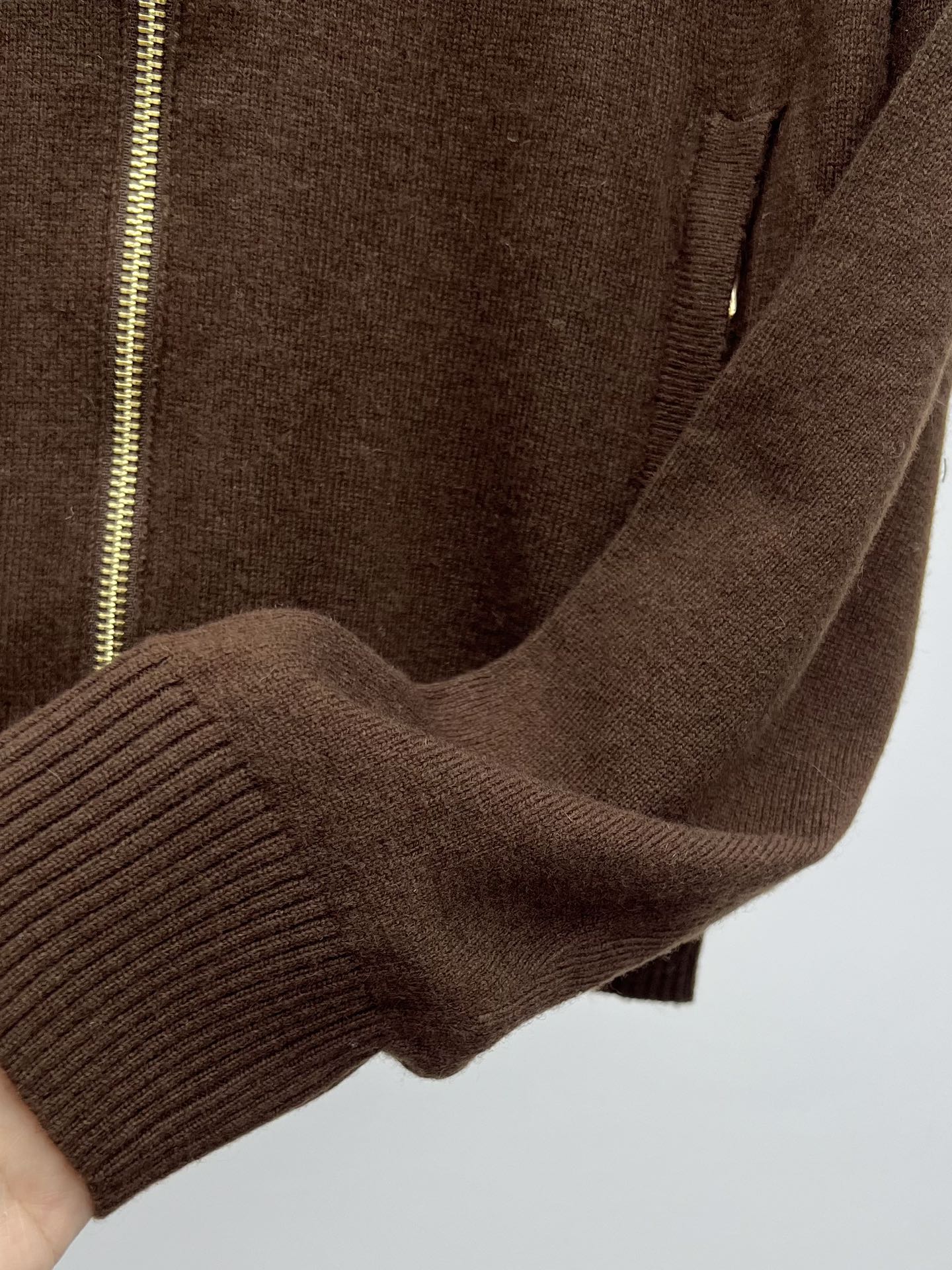 miumi*短款拉链开衫柔软的羊绒塑造了这款毛衣的流畅轮廓精致的拉链细节和皮革miumiu徽标更显独特 