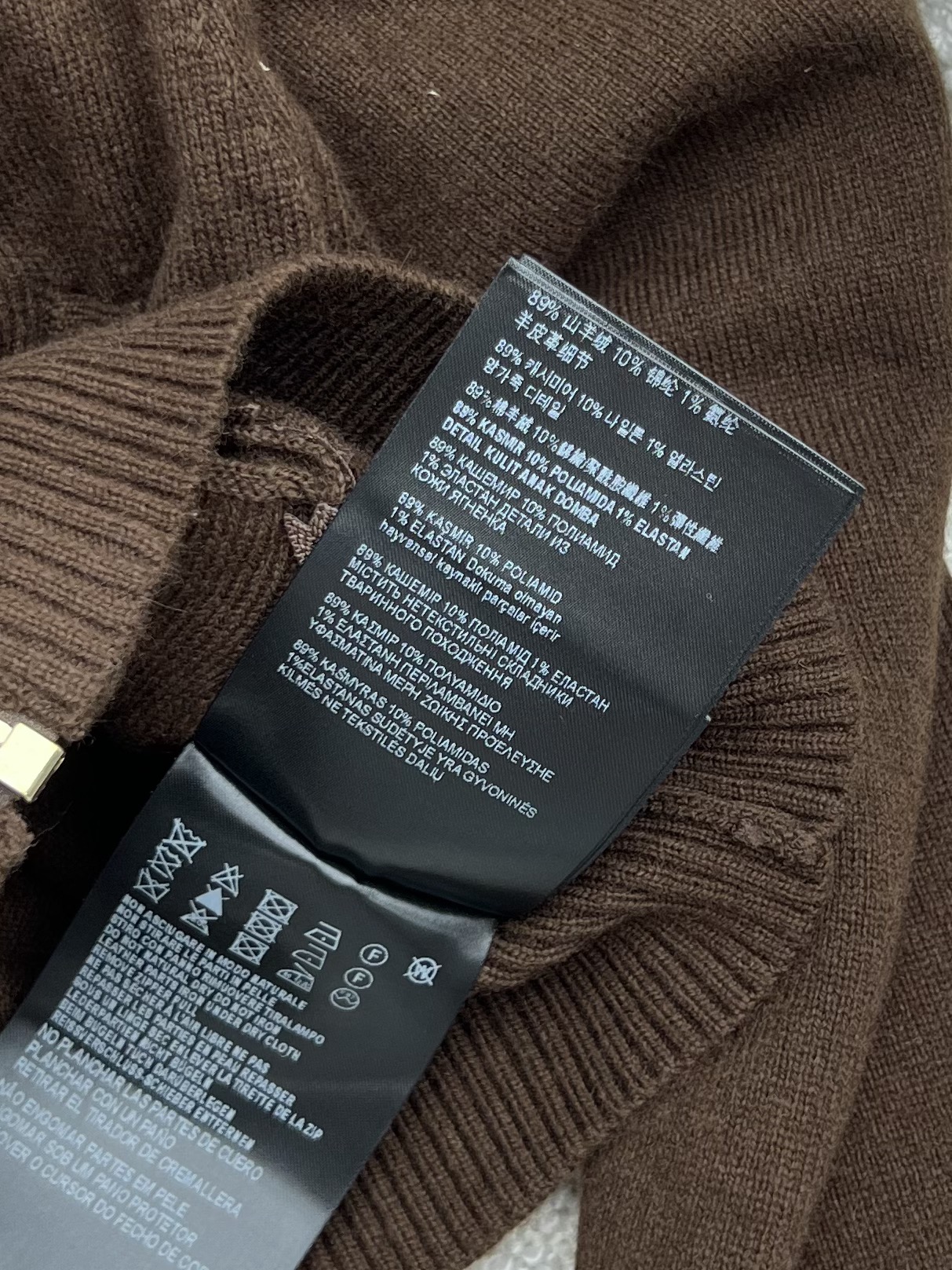 miumi*短款拉链开衫柔软的羊绒塑造了这款毛衣的流畅轮廓精致的拉链细节和皮革miumiu徽标更显独特 