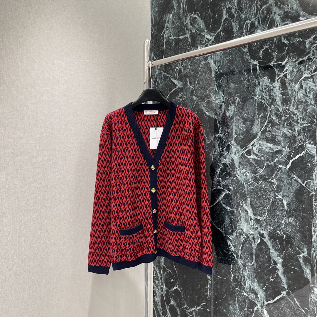 G家 25秋冬新款 V领提花针织开衫 通体V形字母提花分布 配合包边以黑色系勾勒形成碰撞 搭配弹性十足的