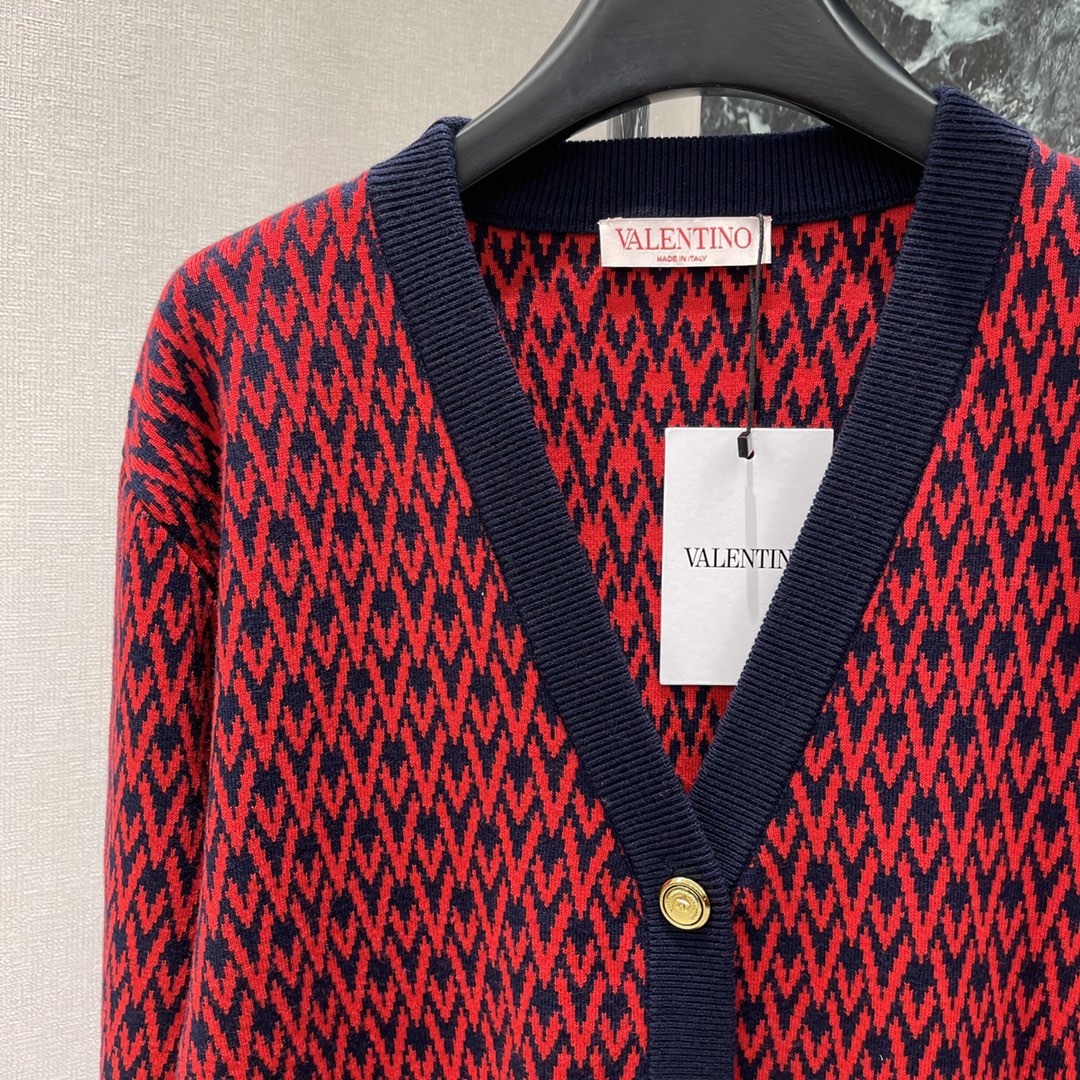 G家 25秋冬新款 V领提花针织开衫 通体V形字母提花分布 配合包边以黑色系勾勒形成碰撞 搭配弹性十足的