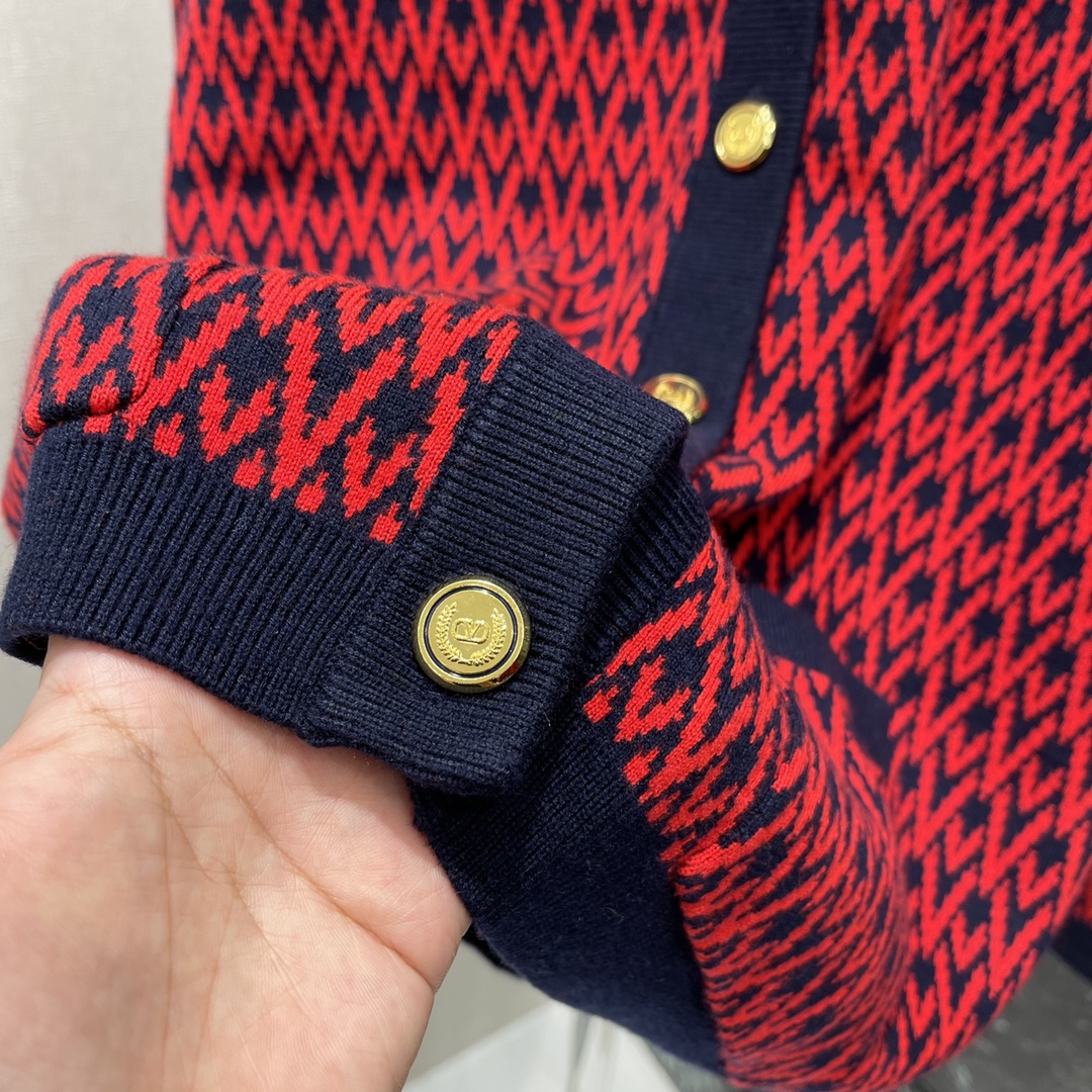 G家 25秋冬新款 V领提花针织开衫 通体V形字母提花分布 配合包边以黑色系勾勒形成碰撞 搭配弹性十足的