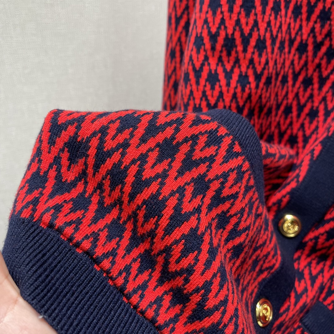 G家 25秋冬新款 V领提花针织开衫 通体V形字母提花分布 配合包边以黑色系勾勒形成碰撞 搭配弹性十足的