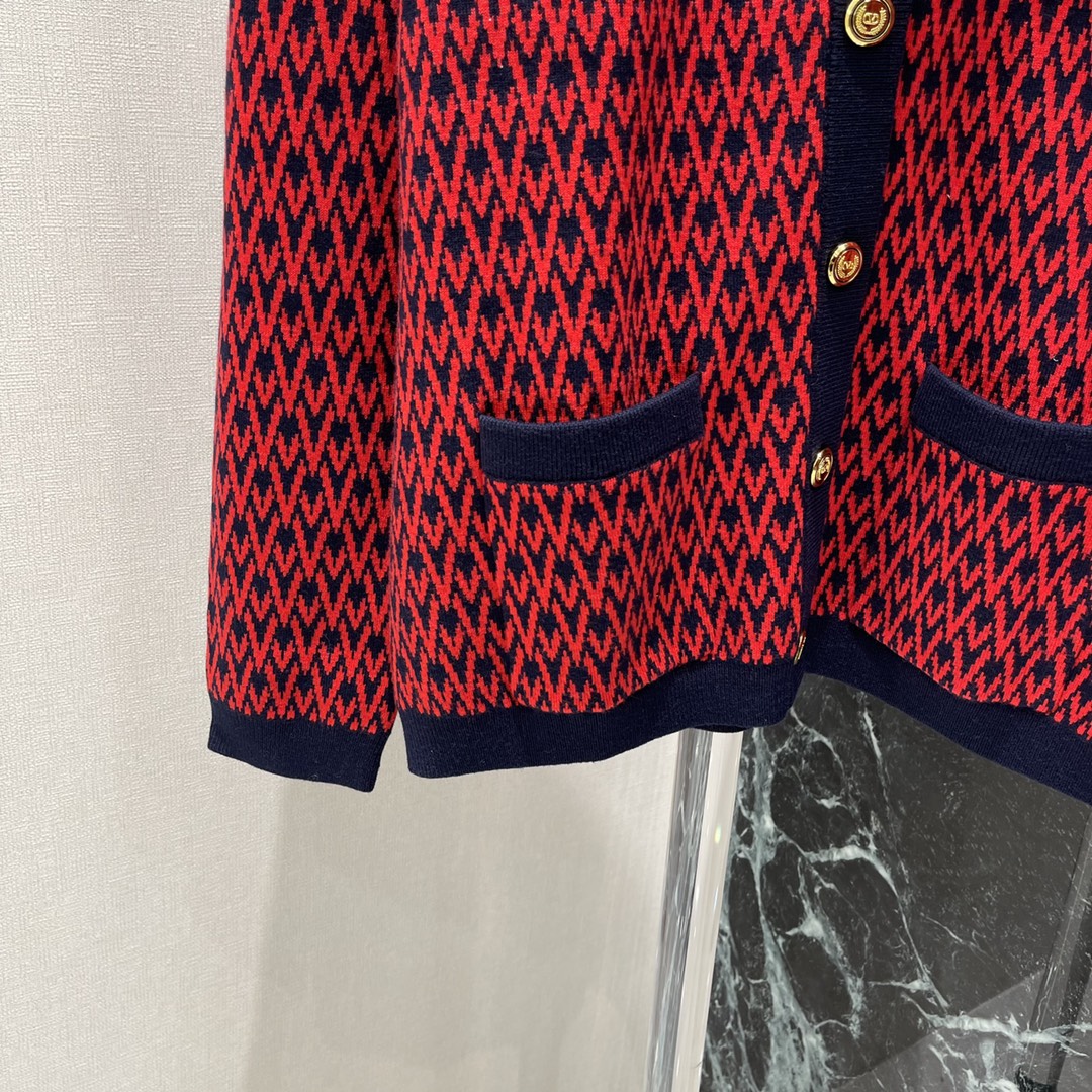 G家 25秋冬新款 V领提花针织开衫 通体V形字母提花分布 配合包边以黑色系勾勒形成碰撞 搭配弹性十足的