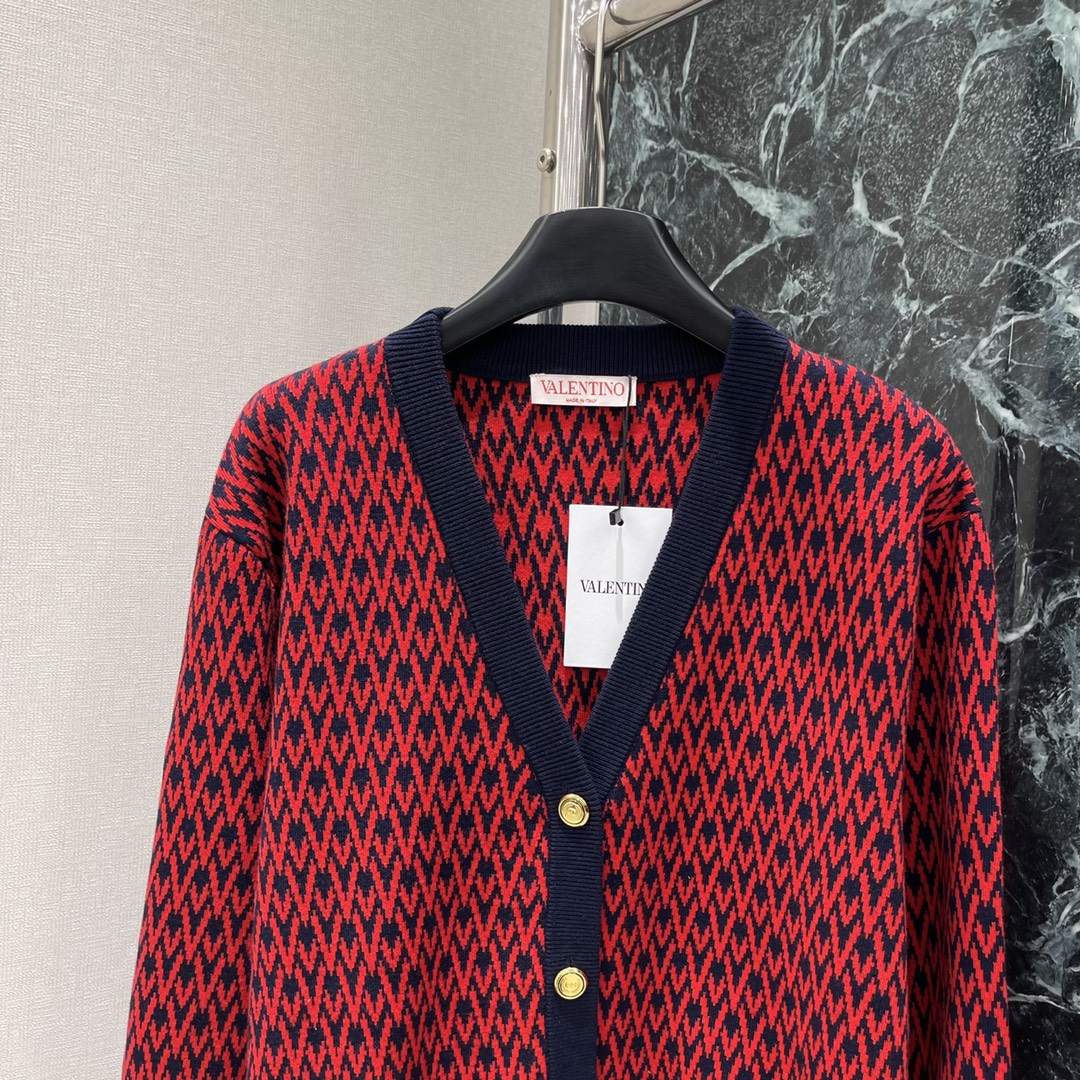 G家 25秋冬新款 V领提花针织开衫 通体V形字母提花分布 配合包边以黑色系勾勒形成碰撞 搭配弹性十足的