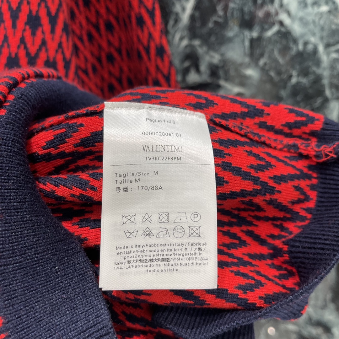 G家 25秋冬新款 V领提花针织开衫 通体V形字母提花分布 配合包边以黑色系勾勒形成碰撞 搭配弹性十足的