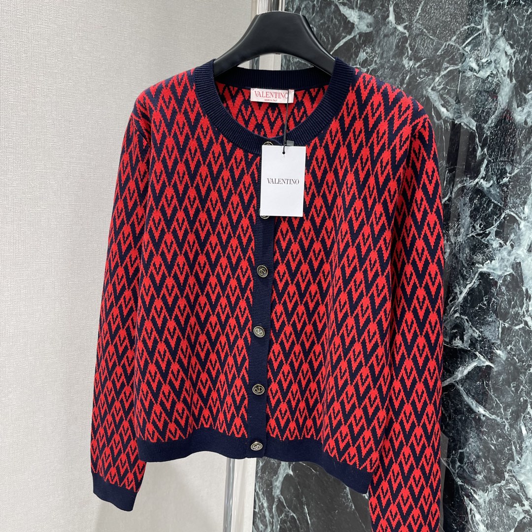 G家 25秋冬新款 圆领提花针织开衫 通体V形字母提花分布 配合包边以黑色系勾勒形成碰撞 搭配弹性十足的