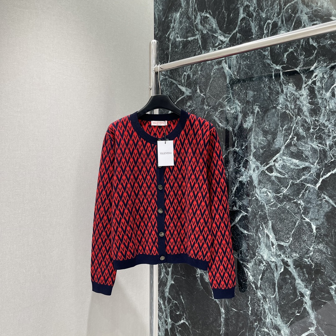 G家 25秋冬新款 圆领提花针织开衫 通体V形字母提花分布 配合包边以黑色系勾勒形成碰撞 搭配弹性十足的