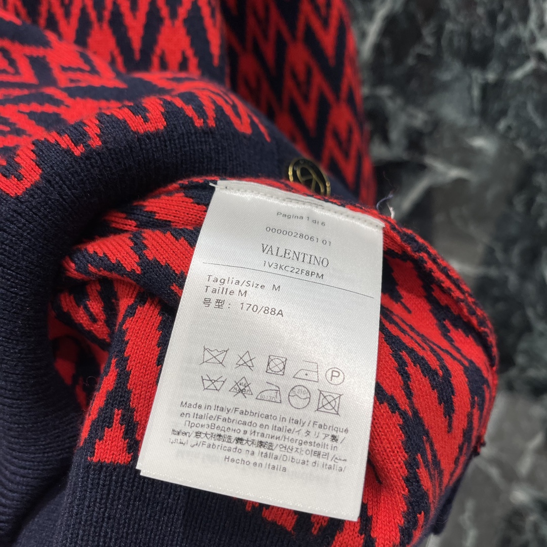 G家 25秋冬新款 圆领提花针织开衫 通体V形字母提花分布 配合包边以黑色系勾勒形成碰撞 搭配弹性十足的