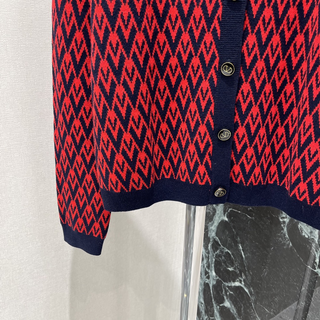 G家 25秋冬新款 圆领提花针织开衫 通体V形字母提花分布 配合包边以黑色系勾勒形成碰撞 搭配弹性十足的