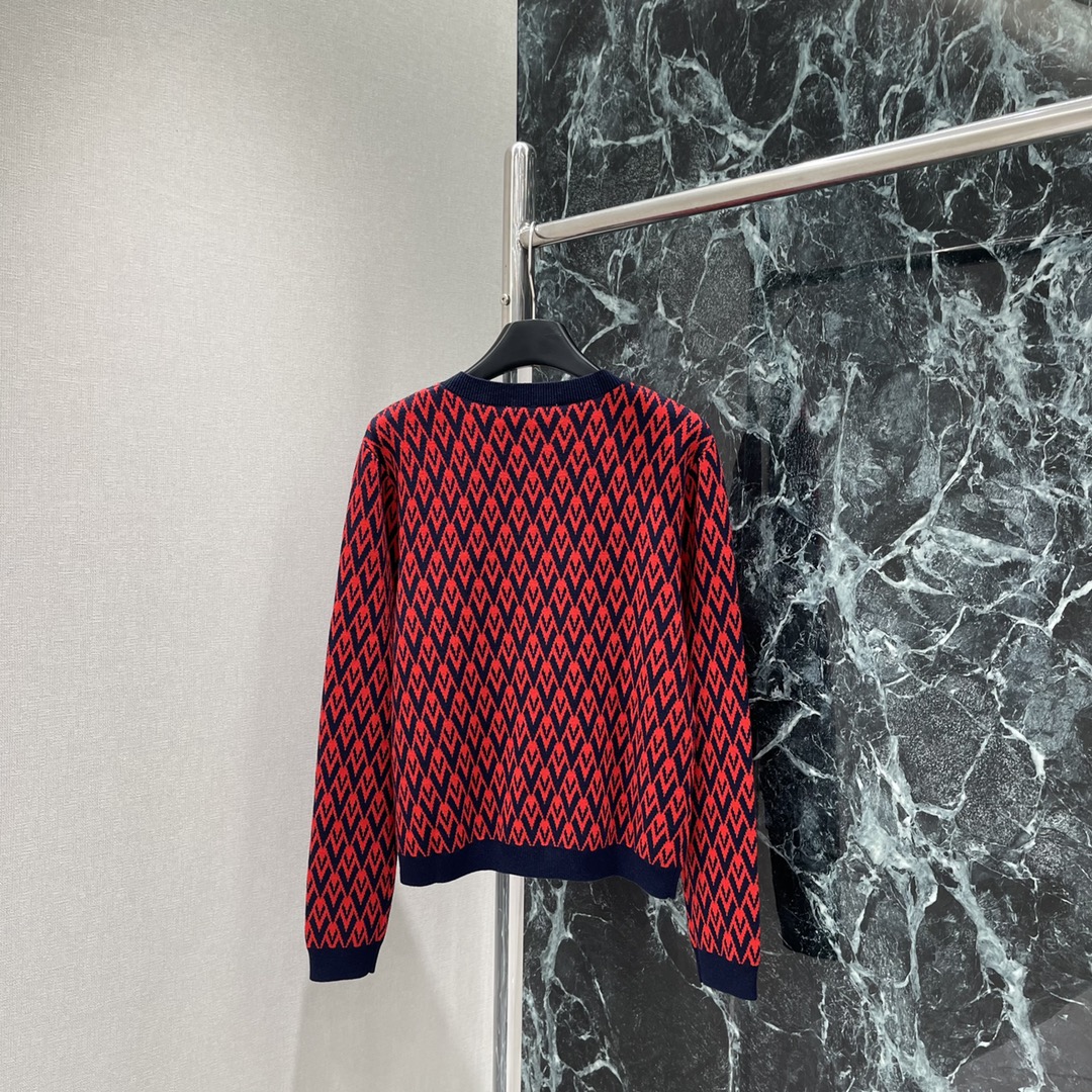 G家 25秋冬新款 圆领提花针织开衫 通体V形字母提花分布 配合包边以黑色系勾勒形成碰撞 搭配弹性十足的