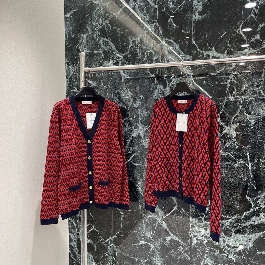 G家 25秋冬新款 圆领提花针织开衫 通体V形字母提花分布 配合包边以黑色系勾勒形成碰撞 搭配弹性十足的