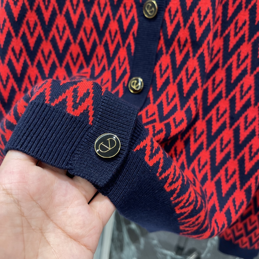 G家 25秋冬新款 圆领提花针织开衫 通体V形字母提花分布 配合包边以黑色系勾勒形成碰撞 搭配弹性十足的