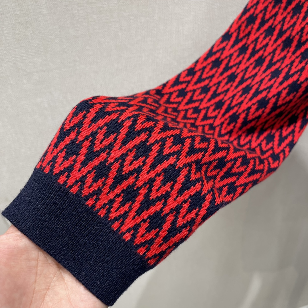 G家 25秋冬新款 圆领提花针织开衫 通体V形字母提花分布 配合包边以黑色系勾勒形成碰撞 搭配弹性十足的