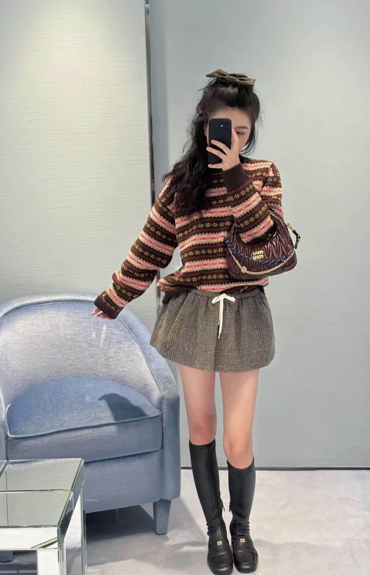 Miu 25秋冬新款 钩花圆领套头毛衣 领口袖口螺纹包边与衣摆相呼应 通体费尔岛北欧风格的钩花图案 打造