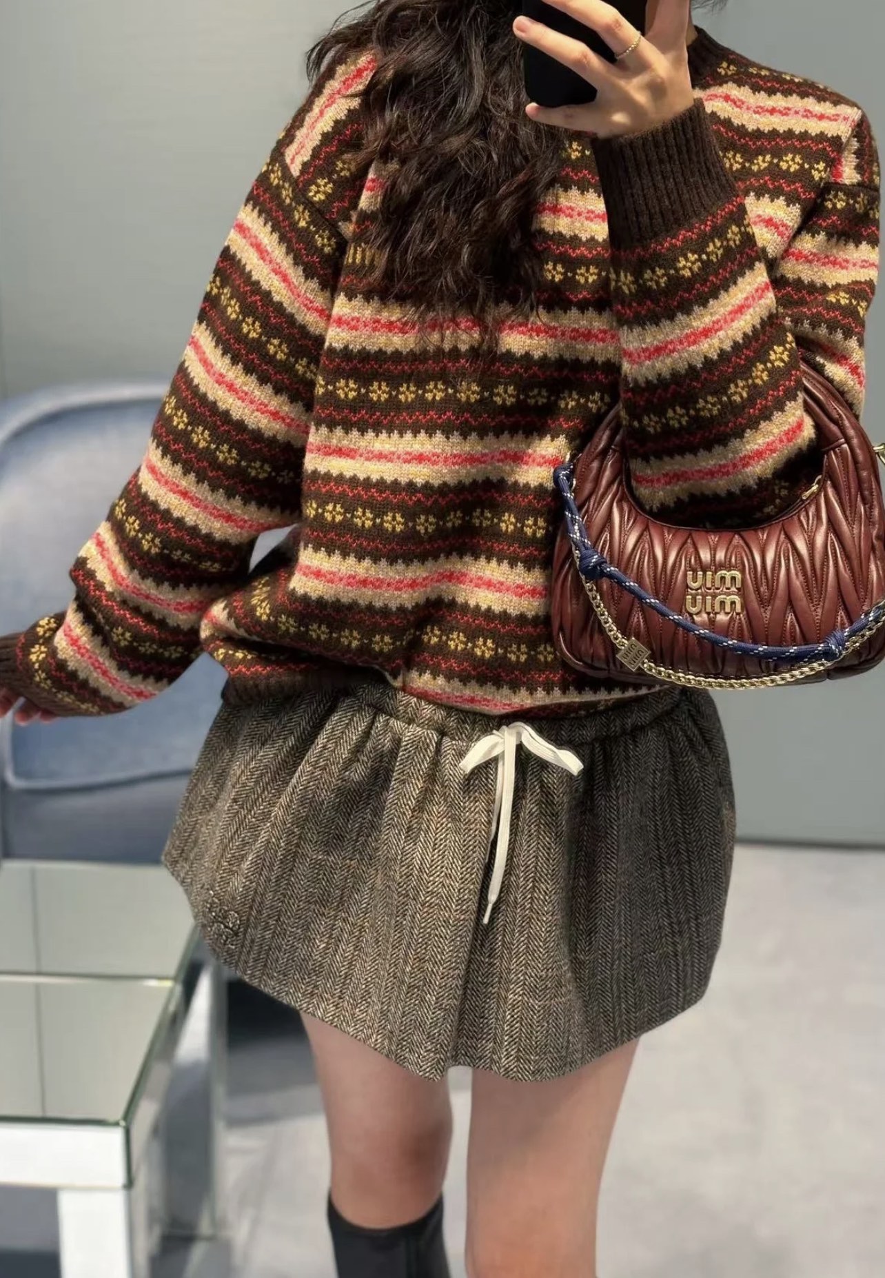 Miu 25秋冬新款 钩花圆领套头毛衣 领口袖口螺纹包边与衣摆相呼应 通体费尔岛北欧风格的钩花图案 打造