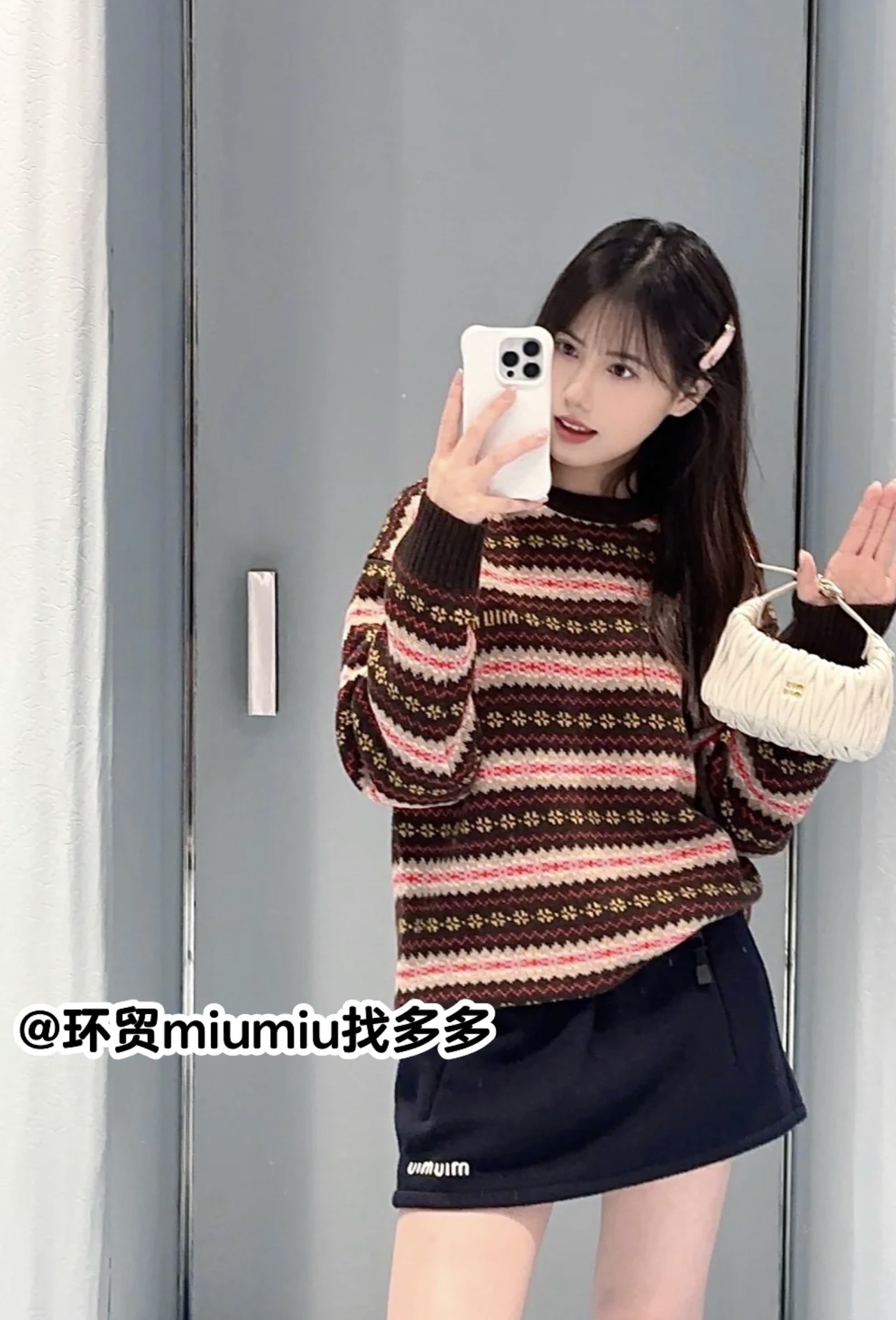 Miu 25秋冬新款 钩花圆领套头毛衣 领口袖口螺纹包边与衣摆相呼应 通体费尔岛北欧风格的钩花图案 打造