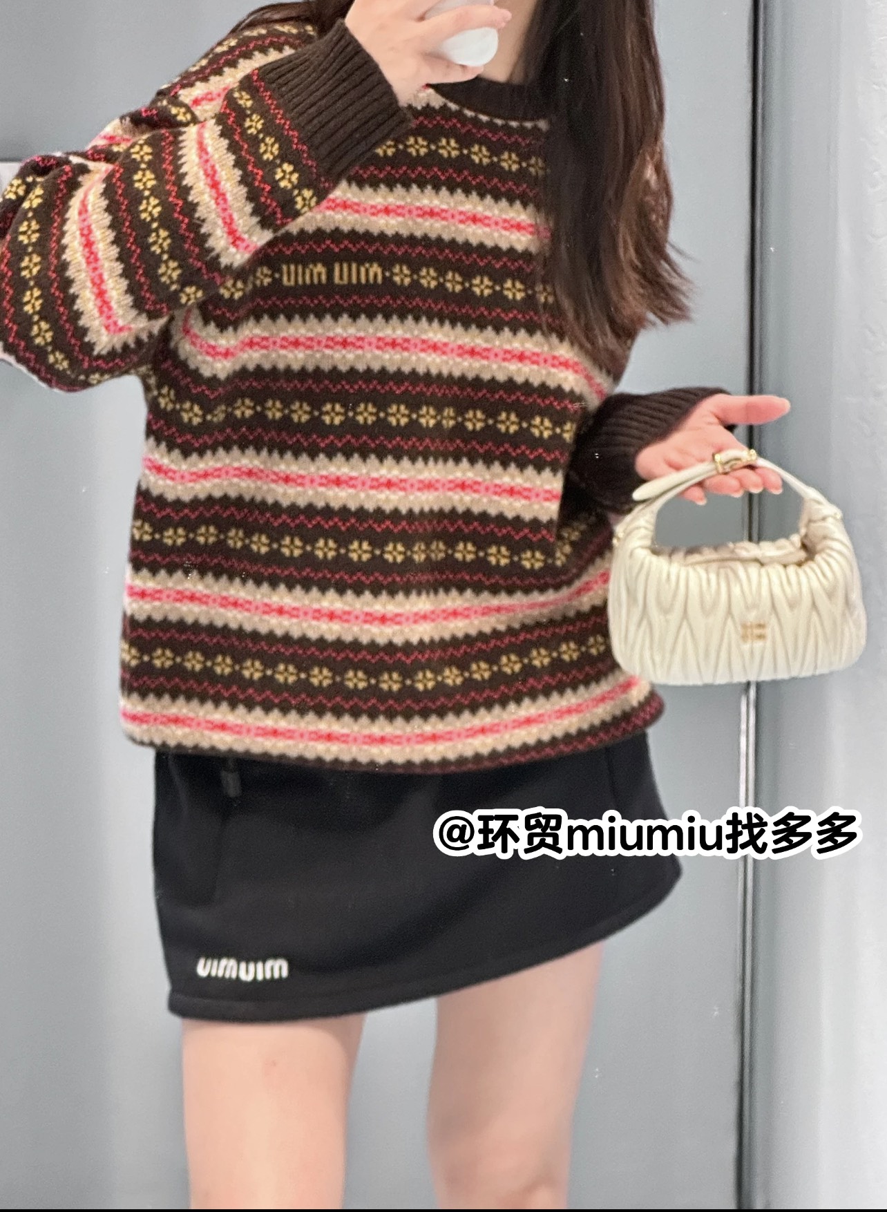 Miu 25秋冬新款 钩花圆领套头毛衣 领口袖口螺纹包边与衣摆相呼应 通体费尔岛北欧风格的钩花图案 打造