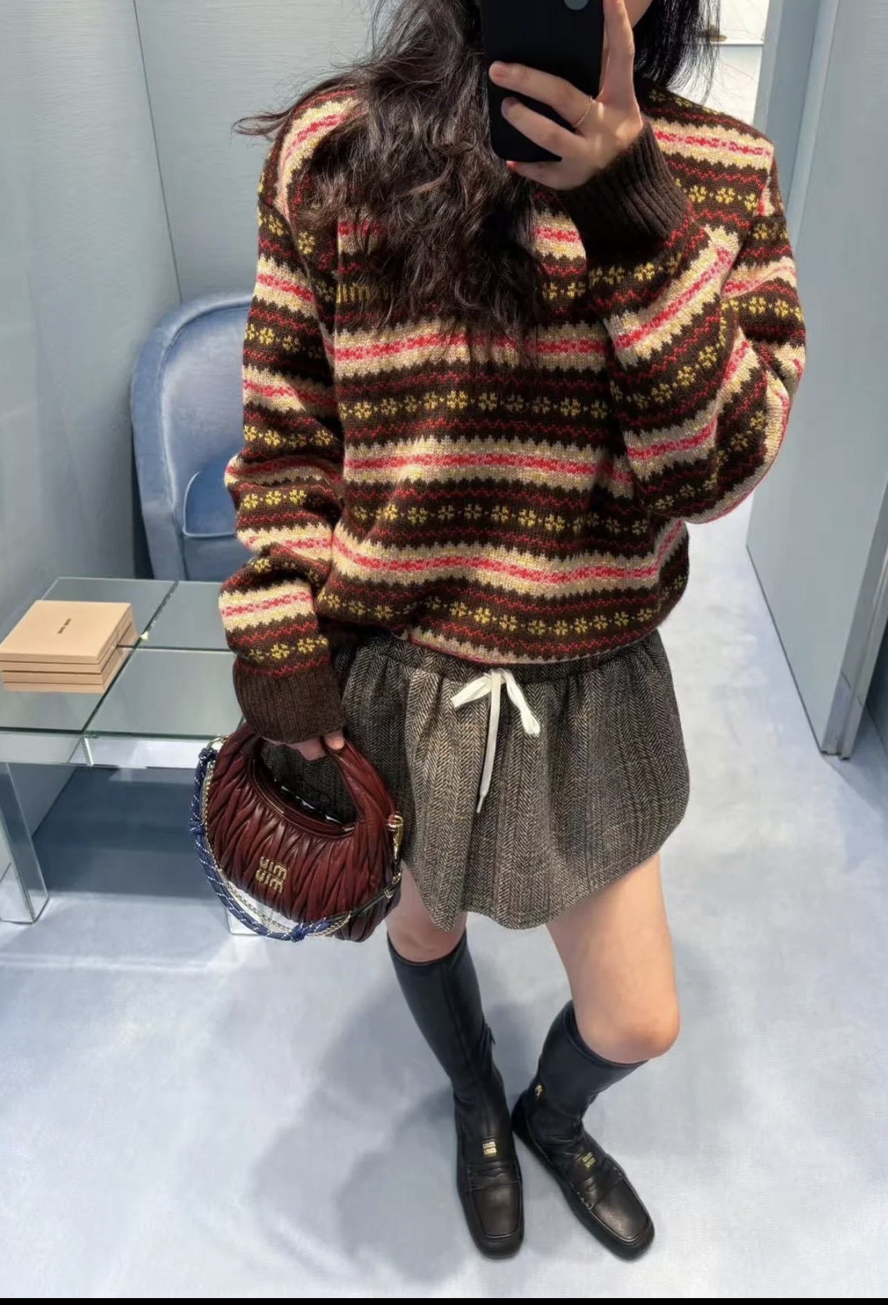 Miu 25秋冬新款 钩花圆领套头毛衣 领口袖口螺纹包边与衣摆相呼应 通体费尔岛北欧风格的钩花图案 打造