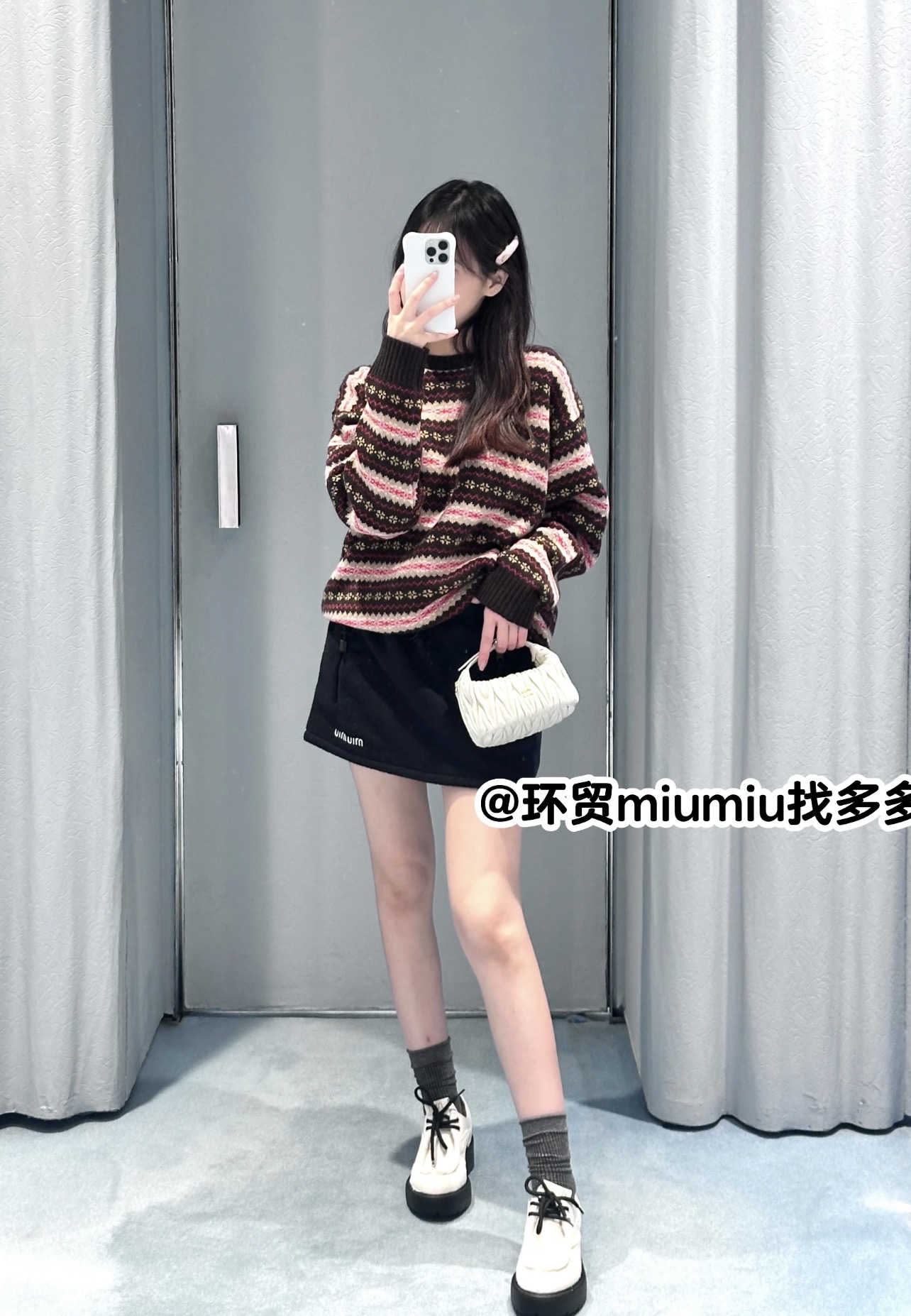 Miu 25秋冬新款 钩花圆领套头毛衣 领口袖口螺纹包边与衣摆相呼应 通体费尔岛北欧风格的钩花图案 打造