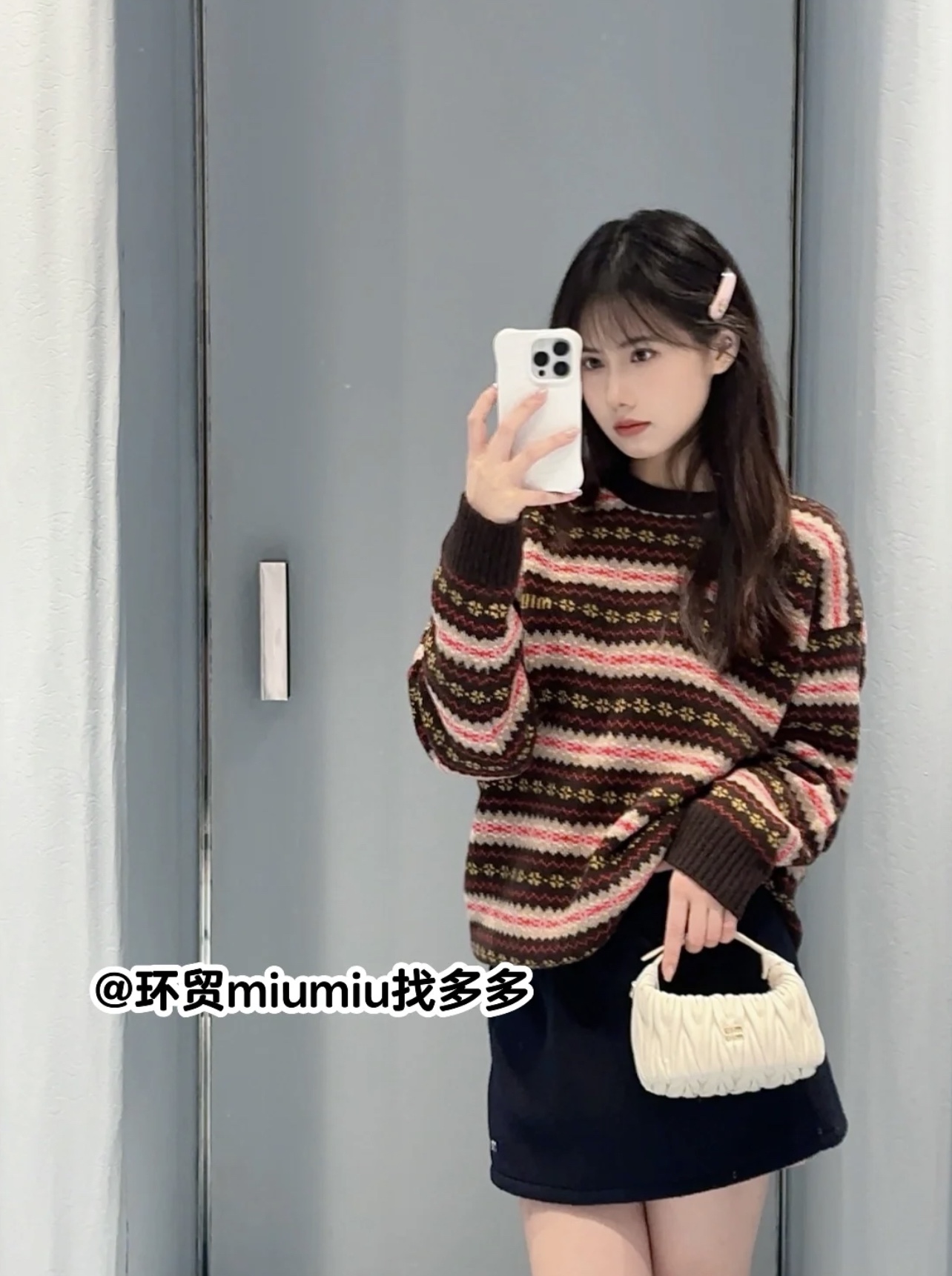 Miu 25秋冬新款 钩花圆领套头毛衣 领口袖口螺纹包边与衣摆相呼应 通体费尔岛北欧风格的钩花图案 打造