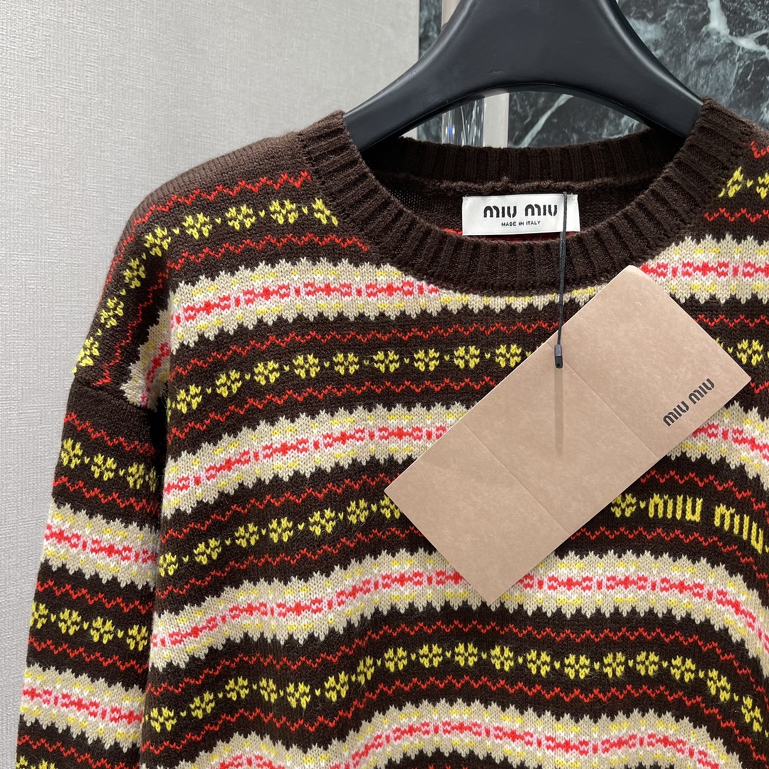 Miu 25秋冬新款 钩花圆领套头毛衣 领口袖口螺纹包边与衣摆相呼应 通体费尔岛北欧风格的钩花图案 打造
