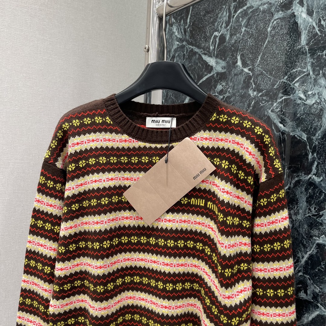 Miu 25秋冬新款 钩花圆领套头毛衣 领口袖口螺纹包边与衣摆相呼应 通体费尔岛北欧风格的钩花图案 打造