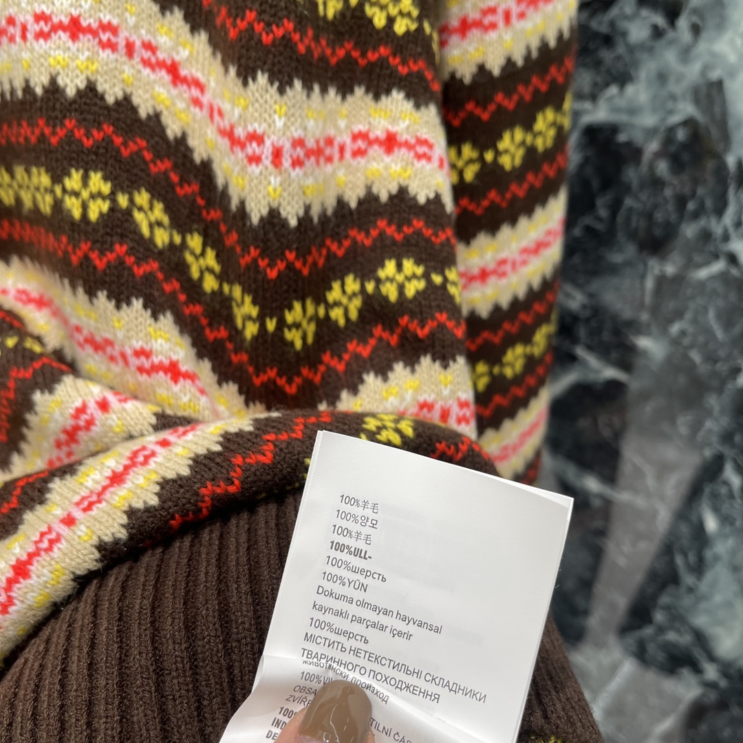 Miu 25秋冬新款 钩花圆领套头毛衣 领口袖口螺纹包边与衣摆相呼应 通体费尔岛北欧风格的钩花图案 打造