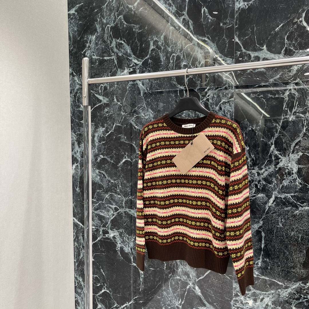 Miu 25秋冬新款 钩花圆领套头毛衣 领口袖口螺纹包边与衣摆相呼应 通体费尔岛北欧风格的钩花图案 打造