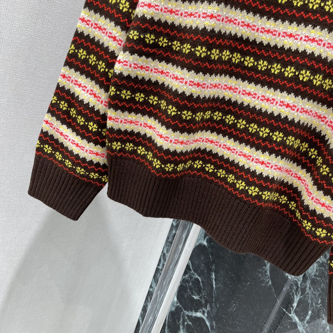 Miu 25秋冬新款 钩花圆领套头毛衣 领口袖口螺纹包边与衣摆相呼应 通体费尔岛北欧风格的钩花图案 打造