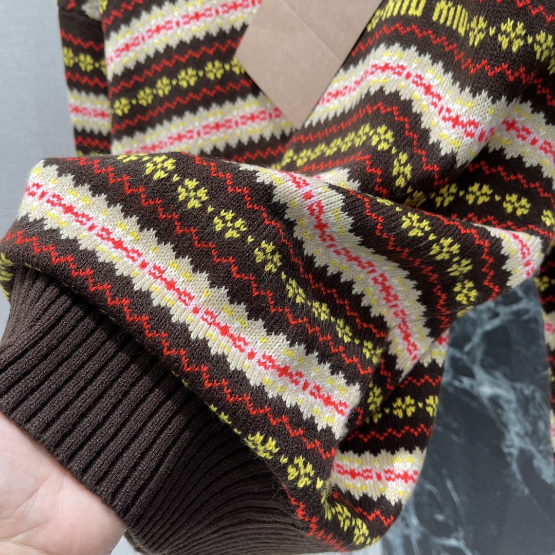 Miu 25秋冬新款 钩花圆领套头毛衣 领口袖口螺纹包边与衣摆相呼应 通体费尔岛北欧风格的钩花图案 打造