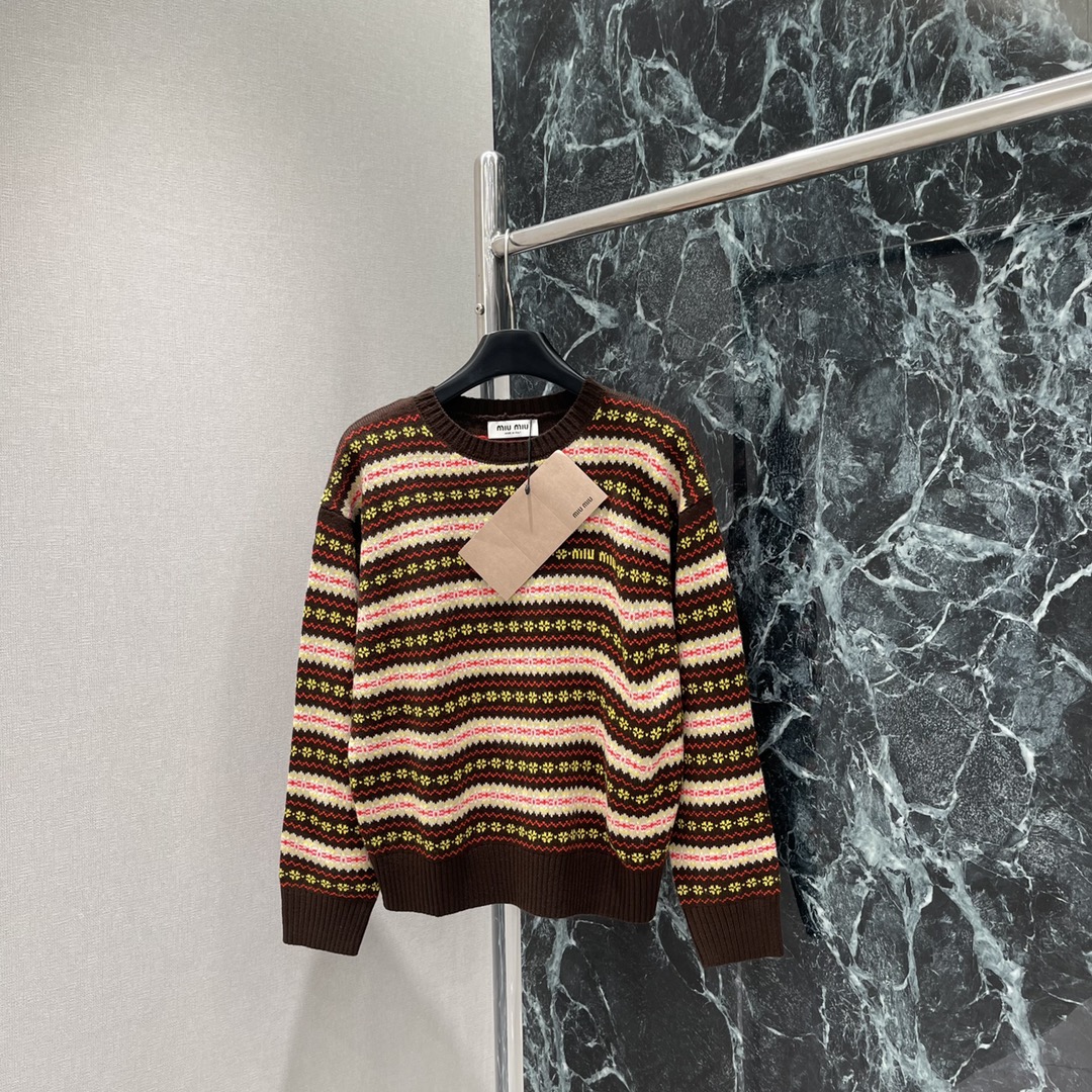 Miu 25秋冬新款 钩花圆领套头毛衣 领口袖口螺纹包边与衣摆相呼应 通体费尔岛北欧风格的钩花图案 打造