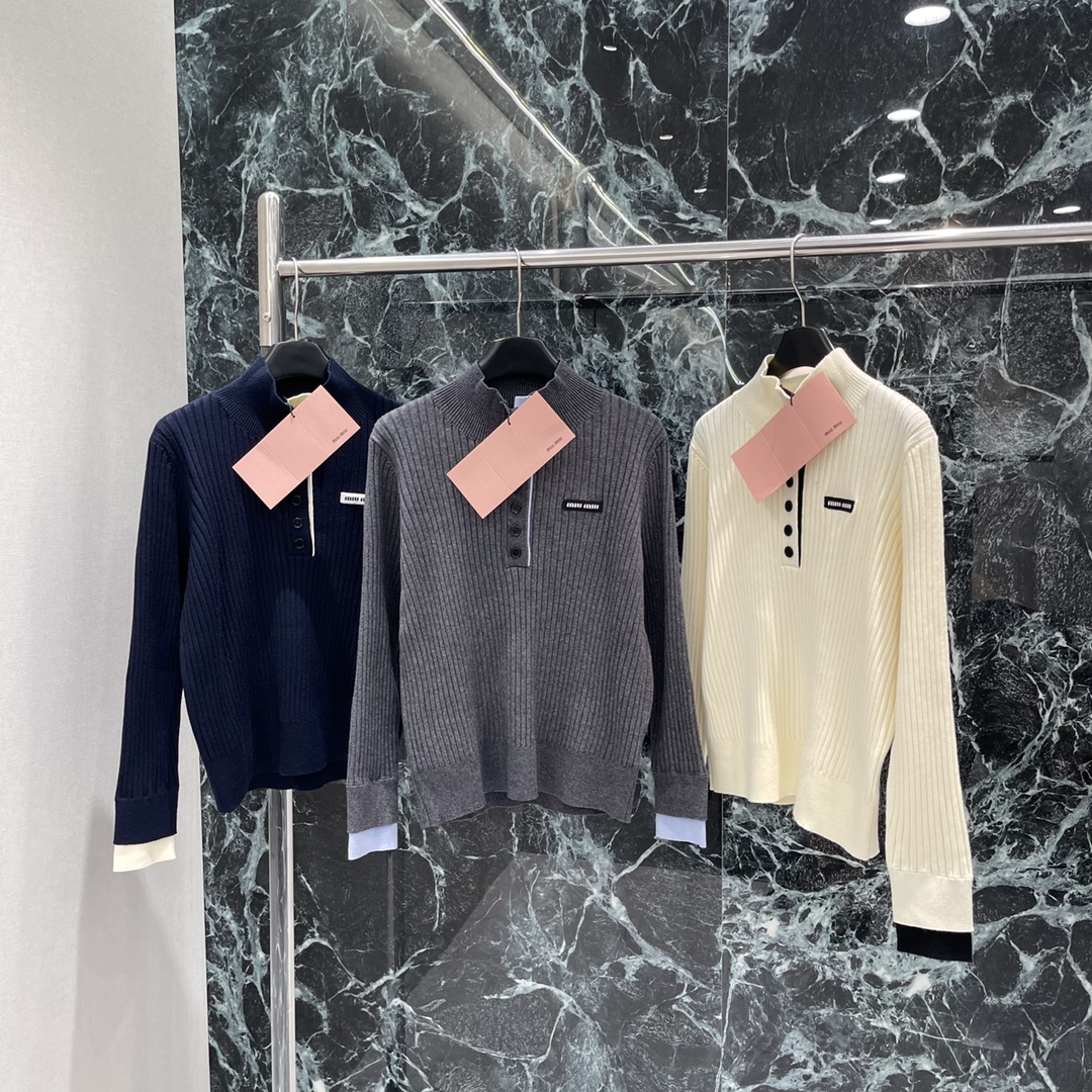 Miu 25秋冬新款 撞色半扣针织上衣 立翻领毛衣版型 套头半开扣设计 撞色袖口点缀突出休闲气质 常规版