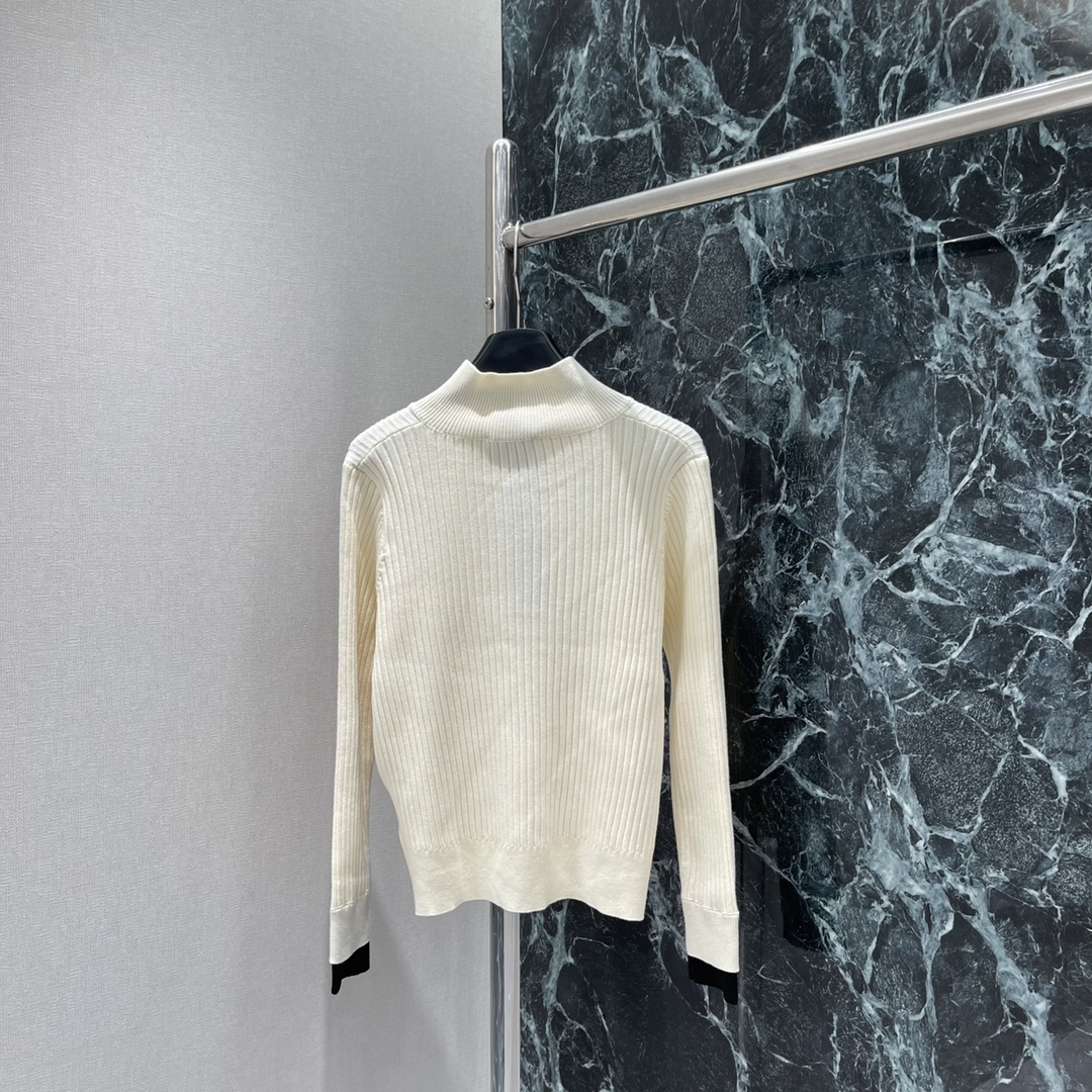 Miu 25秋冬新款 撞色半扣针织上衣 立翻领毛衣版型 套头半开扣设计 撞色袖口点缀突出休闲气质 常规版