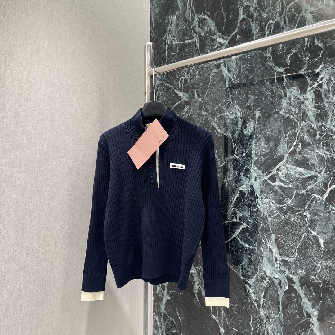 Miu 25秋冬新款 撞色半扣针织上衣 立翻领毛衣版型 套头半开扣设计 撞色袖口点缀突出休闲气质 常规版