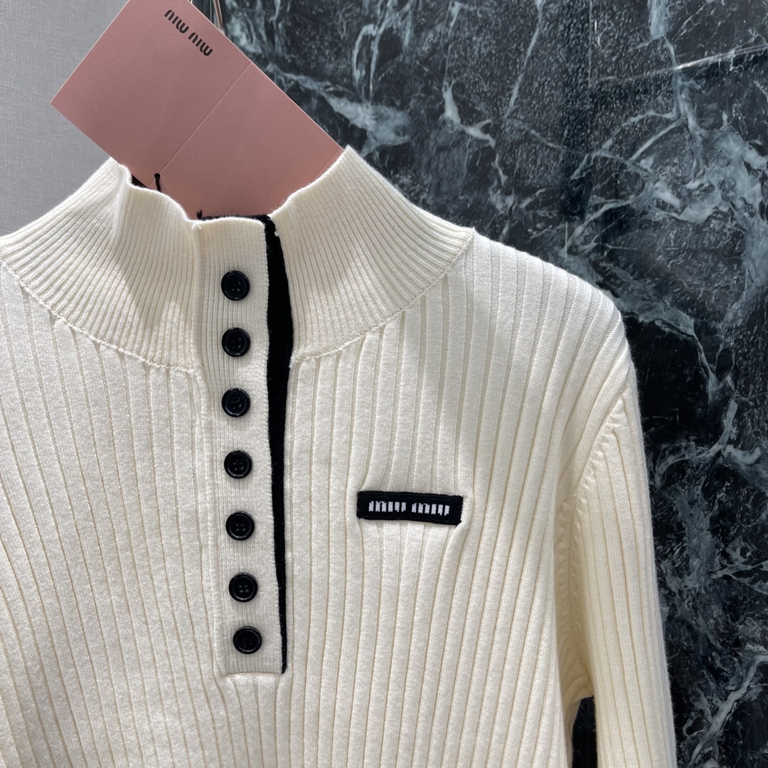 Miu 25秋冬新款 撞色半扣针织上衣 立翻领毛衣版型 套头半开扣设计 撞色袖口点缀突出休闲气质 常规版