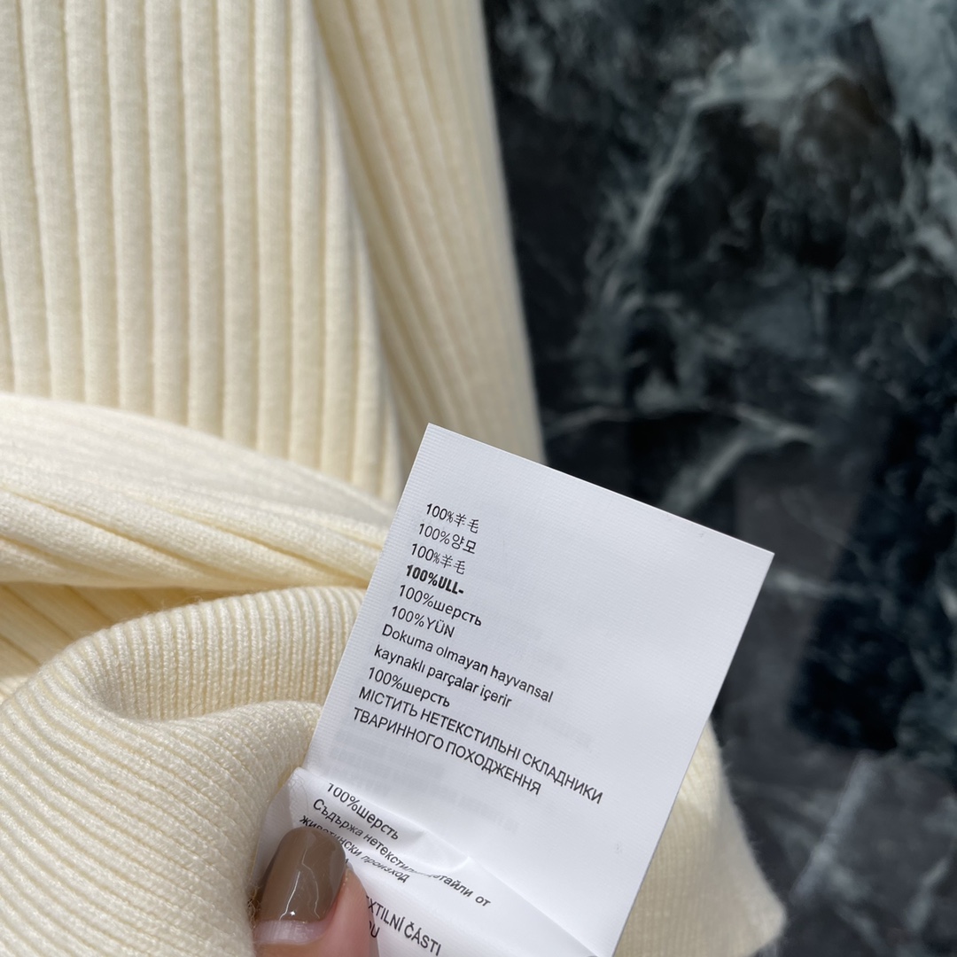 Miu 25秋冬新款 撞色半扣针织上衣 立翻领毛衣版型 套头半开扣设计 撞色袖口点缀突出休闲气质 常规版