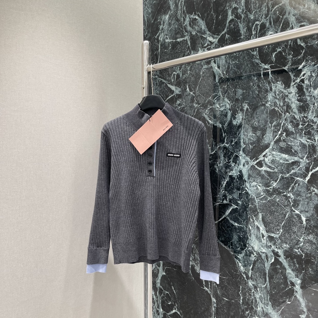 Miu 25秋冬新款 撞色半扣针织上衣 立翻领毛衣版型 套头半开扣设计 撞色袖口点缀突出休闲气质 常规版