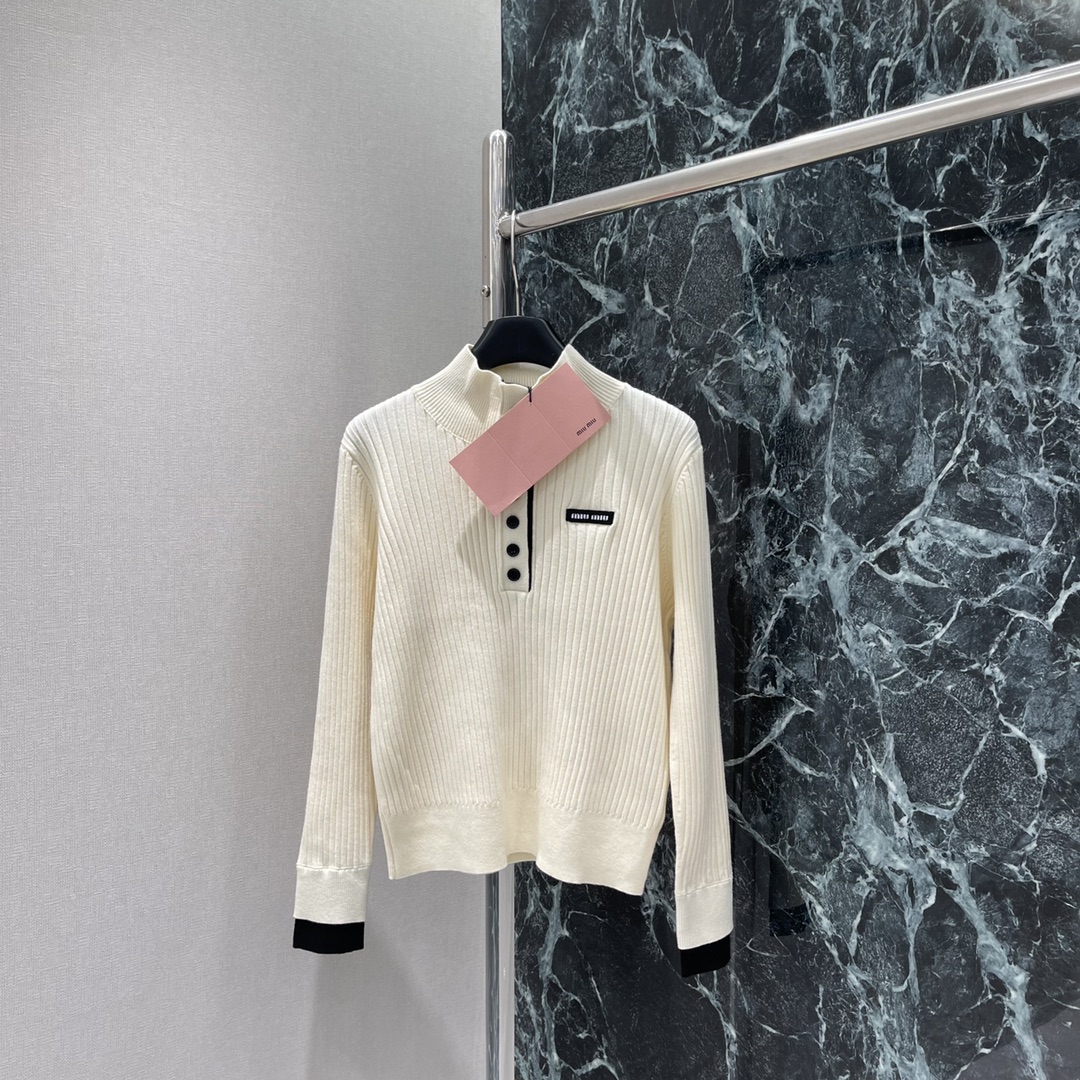 Miu 25秋冬新款 撞色半扣针织上衣 立翻领毛衣版型 套头半开扣设计 撞色袖口点缀突出休闲气质 常规版