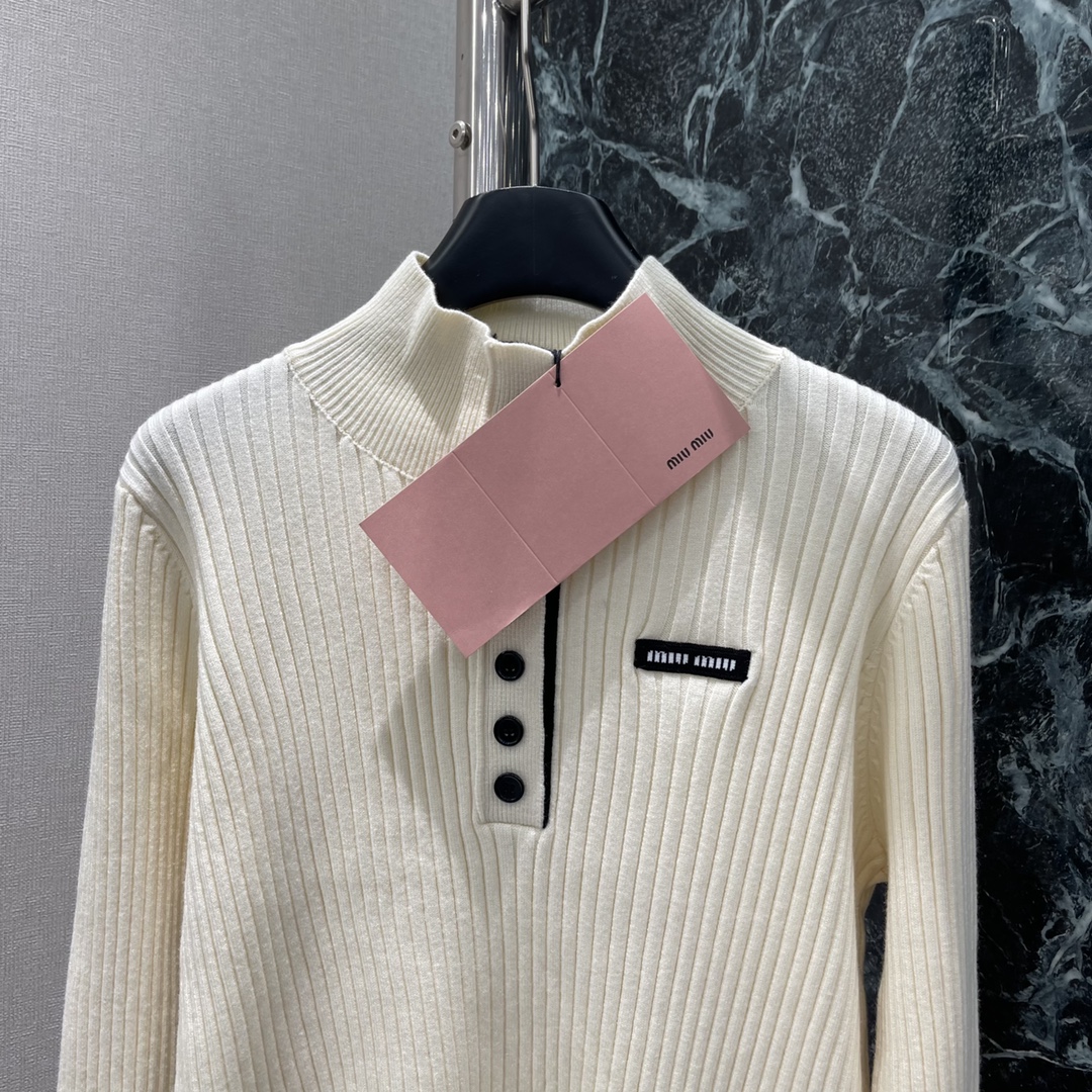 Miu 25秋冬新款 撞色半扣针织上衣 立翻领毛衣版型 套头半开扣设计 撞色袖口点缀突出休闲气质 常规版